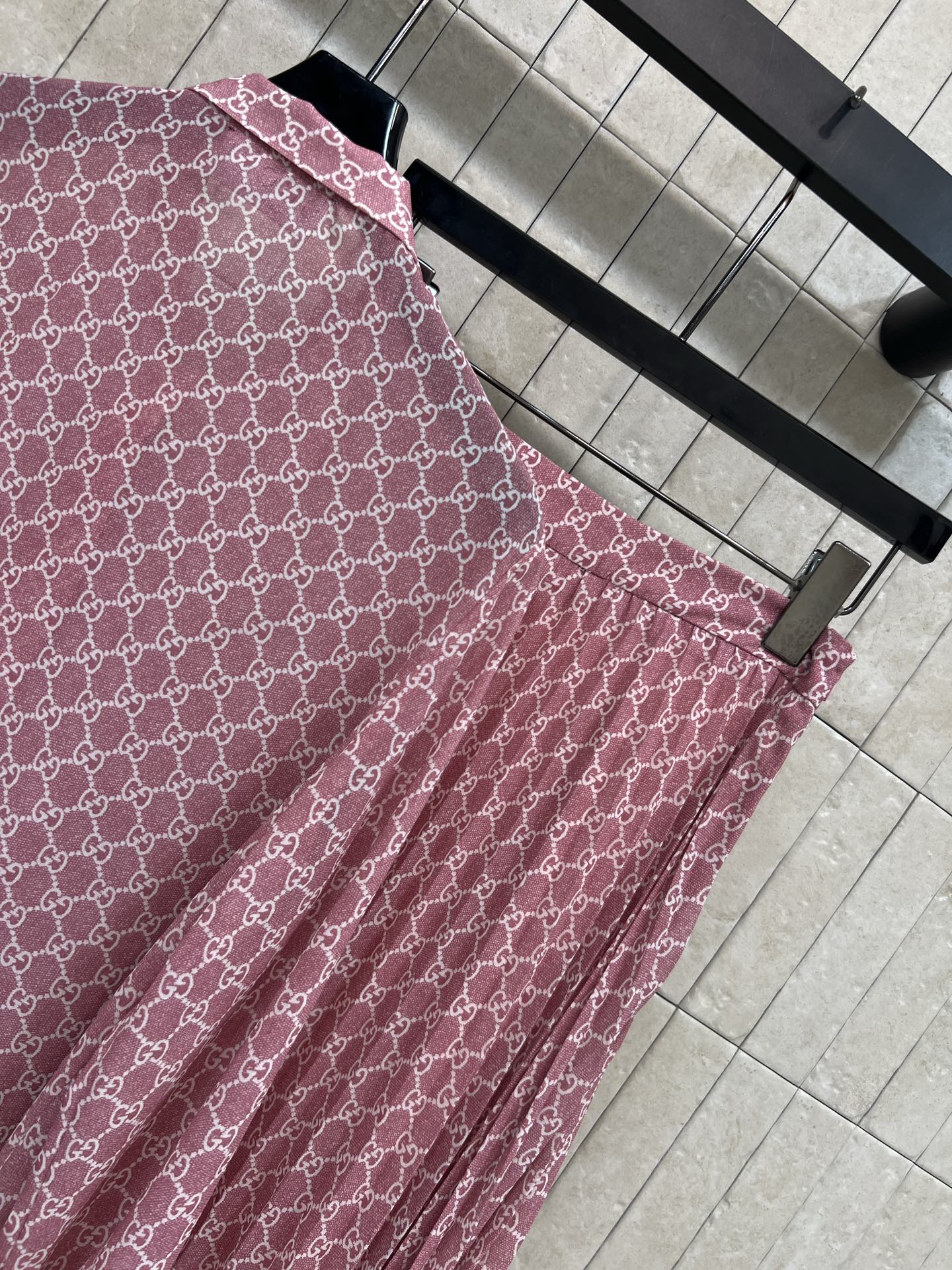 G家 26夏季新款 GG老花套装 飘带衬衫+百褶半长裙 面料手感丝滑垂顺 整体宽松版型 领口蝴蝶结飘带设