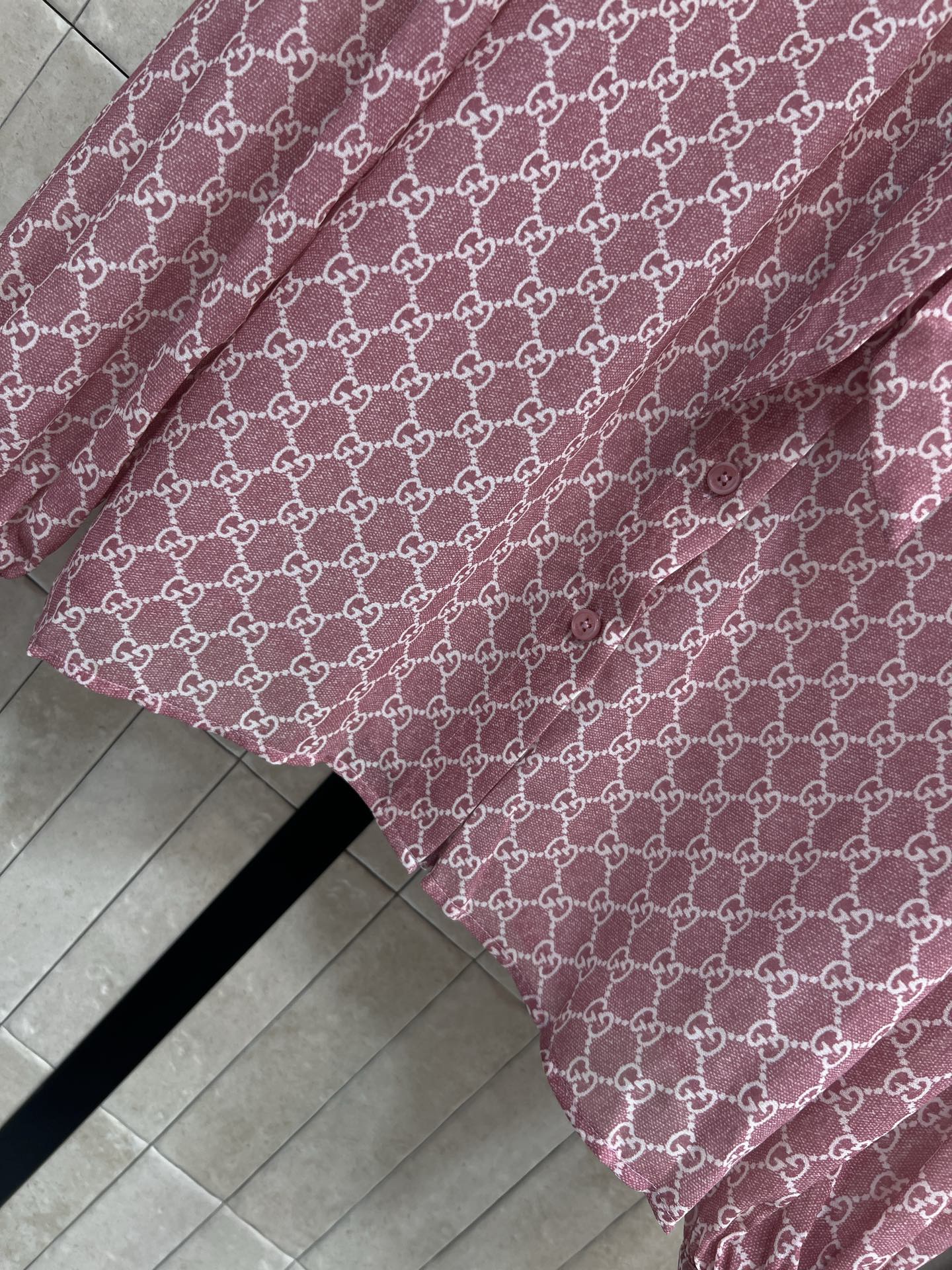 G家 26夏季新款 GG老花套装 飘带衬衫+百褶半长裙 面料手感丝滑垂顺 整体宽松版型 领口蝴蝶结飘带设