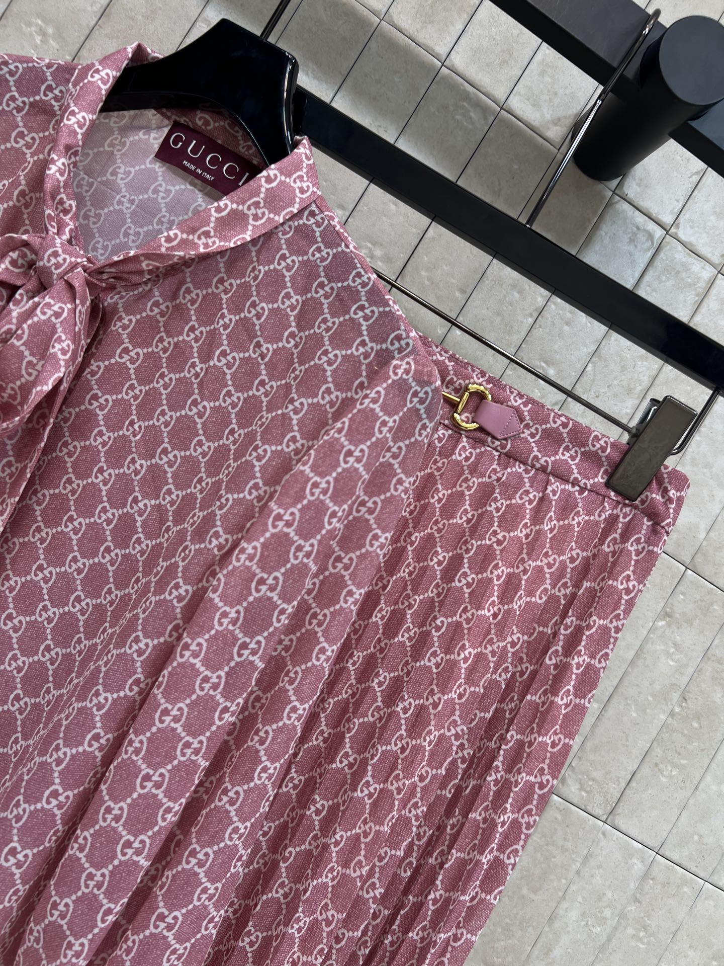 G家 26夏季新款 GG老花套装 飘带衬衫+百褶半长裙 面料手感丝滑垂顺 整体宽松版型 领口蝴蝶结飘带设