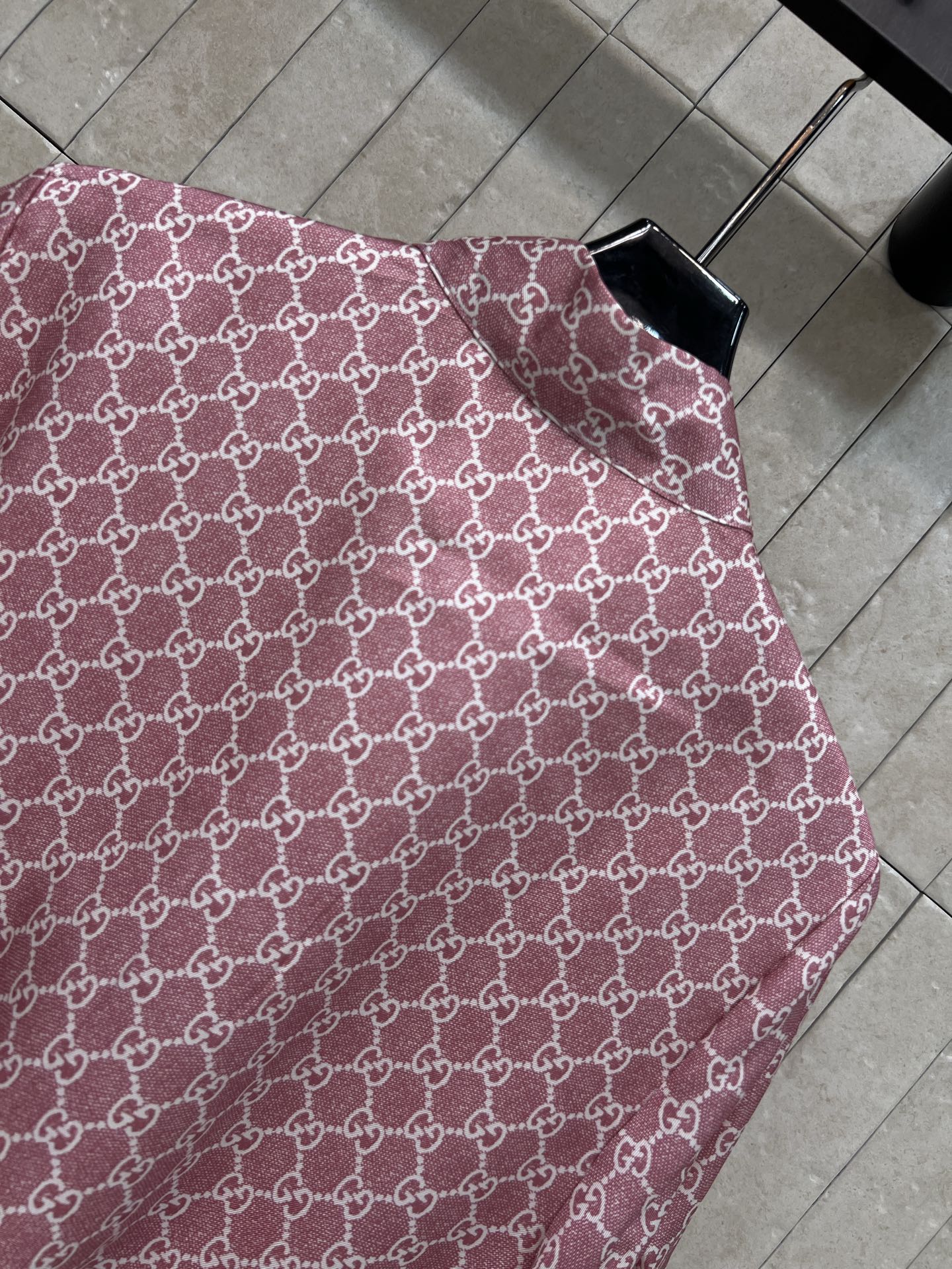 G家 26夏季新款 GG老花连衣裙 经典双G满印 不挑肤色 领口蝴蝶结系带 短袖剪裁利落 同色细腰带勾勒
