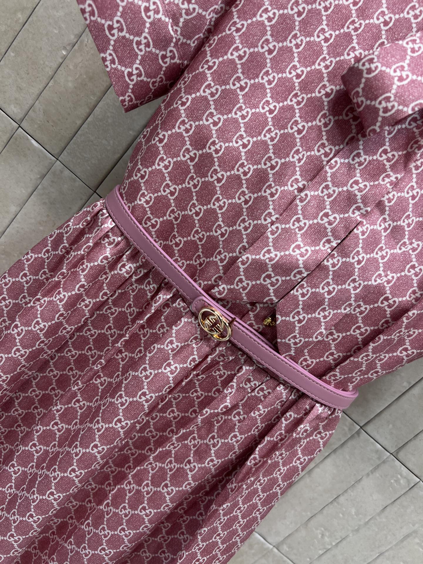 G家 26夏季新款 GG老花连衣裙 经典双G满印 不挑肤色 领口蝴蝶结系带 短袖剪裁利落 同色细腰带勾勒