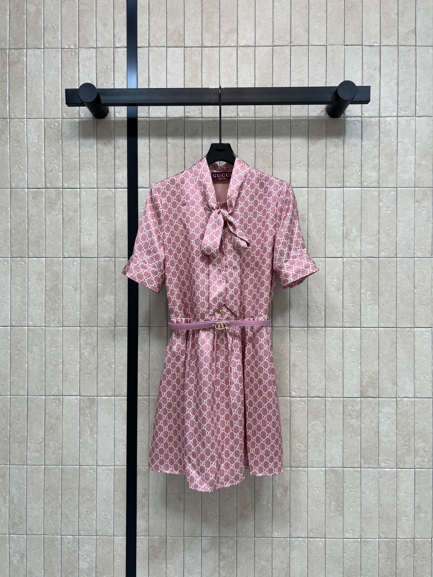 NO:833318,G Home 26 new summer style GG presbyopic dress, classic double G all over print, no choice about skin color, bow tie at the neck, neat short sleeves, thin belt of the same color to outline the waistline, optimized body proportions, A-line skirt, tolerant, super friendly to pear-shaped figures, silky fabric, comfortable to wear, easy to control in daily or formal occasions, three sizes in one color, Size/S-M-L,, gucci, skirts, T-shirt,19860909G家 26夏季新款 GG老花连衣裙 经典双G满印 不挑肤色 领口蝴蝶结系带 短袖剪裁利落 同色细腰带勾勒腰线 优化身材比例 A字裙摆包容性强 对梨形身材超友好 面料丝滑 穿着舒适 日常或正式场合都能轻松驾驭 一色三码Size/S-M-L,,gucci,skirts,T-shirt,,Women's clothing
