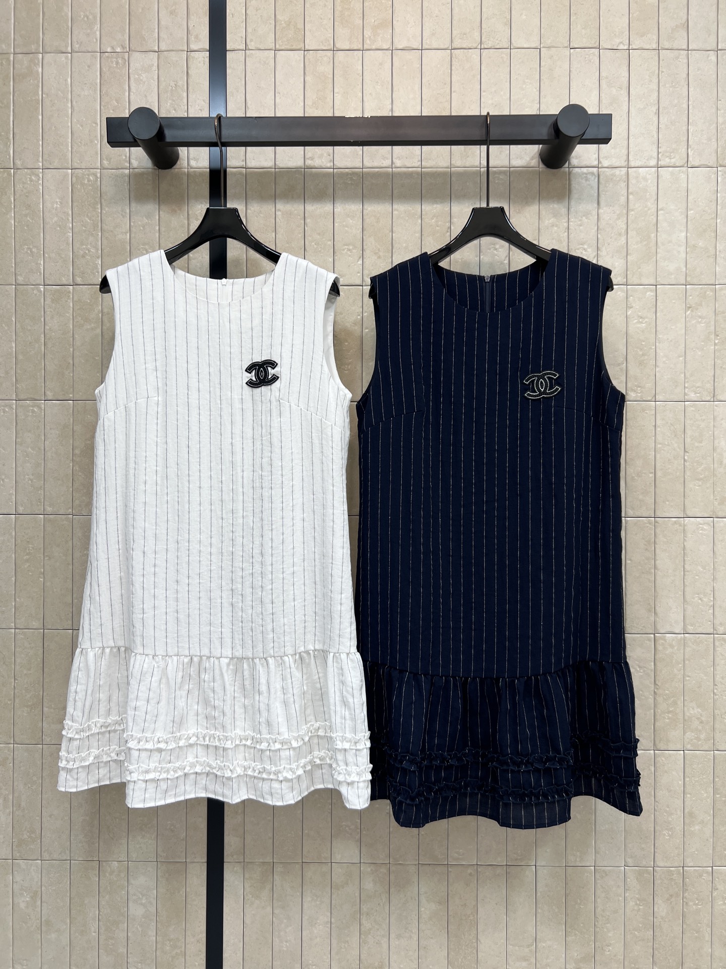 NO:833334,C Home 26 new summer style striped sleeveless dress. Made of light fabric. The vertical stripe design is simple and fresh. The double C logo on the chest is very recognizable. The skirt is layered with ruffles. It is lined. It is smart and elegant. It is super comfortable to wear in summer. It can be easily worn in daily life and vacation. It looks great when paired with sandals or white shoes. Two colors and three sizes, Size/S-M-L,,chanel,sandals,skirts,19860909C家 26夏季新款 条纹无袖连衣裙 采用轻薄面料 竖条纹设计简约清新 胸前双C标志超有辨识度 裙摆层叠荷叶边 有内衬 灵动又优雅 夏天穿超舒服 日常 度假都能轻松驾驭 搭配凉鞋或小白鞋就很出彩两色三码Size/S-M-L,,chanel,sandals,skirts,,Women's clothing