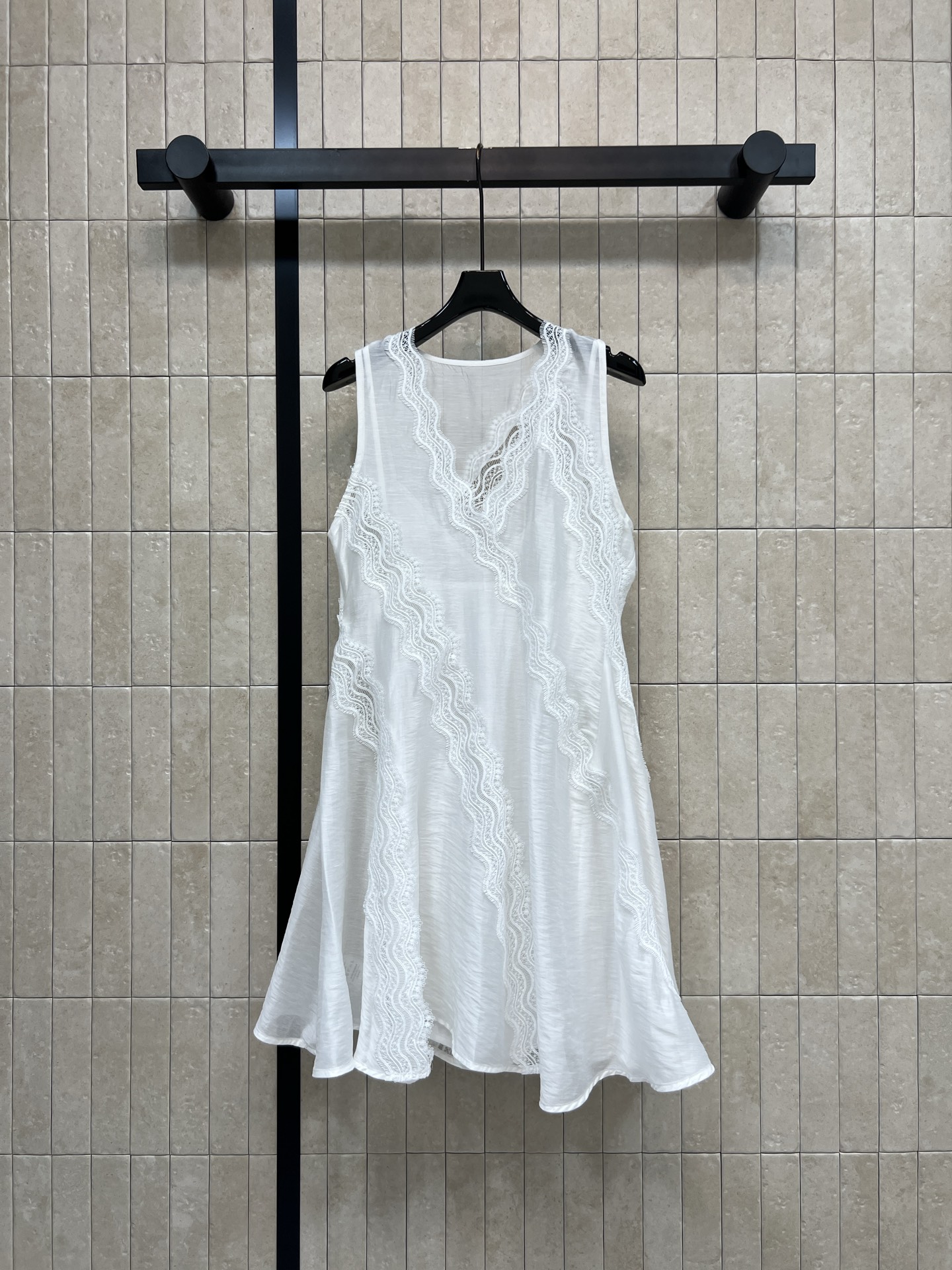 NO:833288,26 new summer style lace splicing dress. The V-neck design modifies the neck line. The diagonal wavy lace splicing is super recognizable. It breaks the monotony of pure white. The linen blended fabric has its own folds. It is breathable and comfortable. The lining design is considerate. The lace is looming. The atmosphere is full. It can be easily managed on a date or on vacation. Perfect temperament. Three sizes in one color, Size/S-M-L,,skirts,1986090926夏季新款 蕾丝拼接连衣裙 V领设计修饰颈部线条 斜向波浪蕾丝拼接超有辨识度 打破纯白单调感 亚麻混纺面料自带褶皱 透气又舒适 内衬设计贴心 蕾丝若隐若现 氛围感拉满 约会 度假都能轻松驾驭 气质满分 一色三码Size/S-M-L,,skirts,,Women's clothing