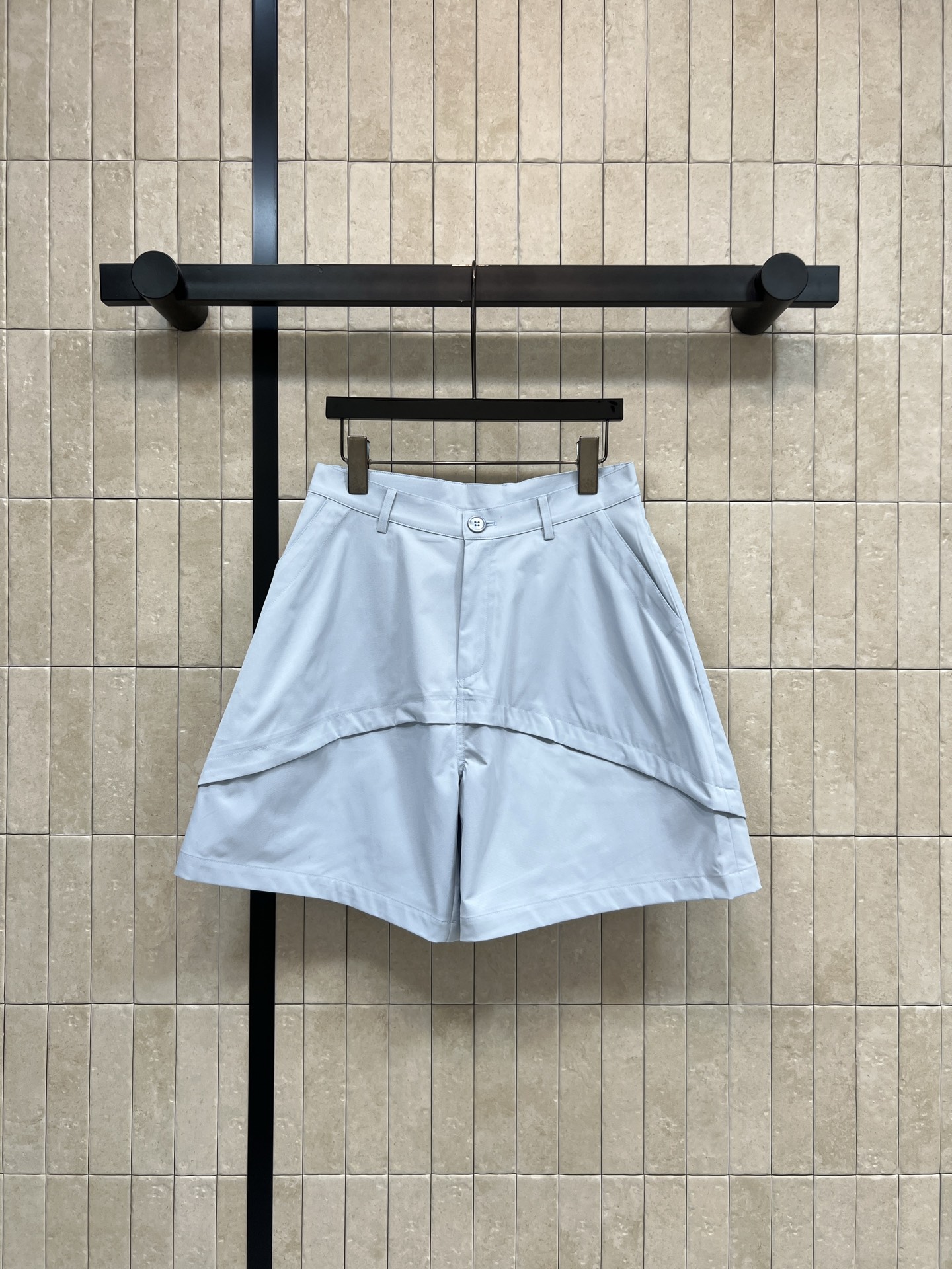 NO:833265,LW's 26 new summer style light blue mid-pants. Made of high-quality pure cotton. Soft and breathable. Super comfortable to wear in summer. Loose fit + layered tailoring. Fashionable and practical. Easily create an urban vacation style. Refreshing and versatile. Can be easily worn for commuting or vacation. It is a must-have item for summer wardrobe. Three sizes in one color, Size/S-M-L,,19860909LW家 26夏季新款 浅蓝色中裤 选用高品质纯棉 柔软透气 夏天穿超舒服 宽松版型+层次剪裁 时髦又实用 轻松打造都市度假风 清爽百搭 无论通勤还是度假都能轻松驾驭 是夏日衣橱必备单品 一色三码Size/S-M-L,,,Women's clothing