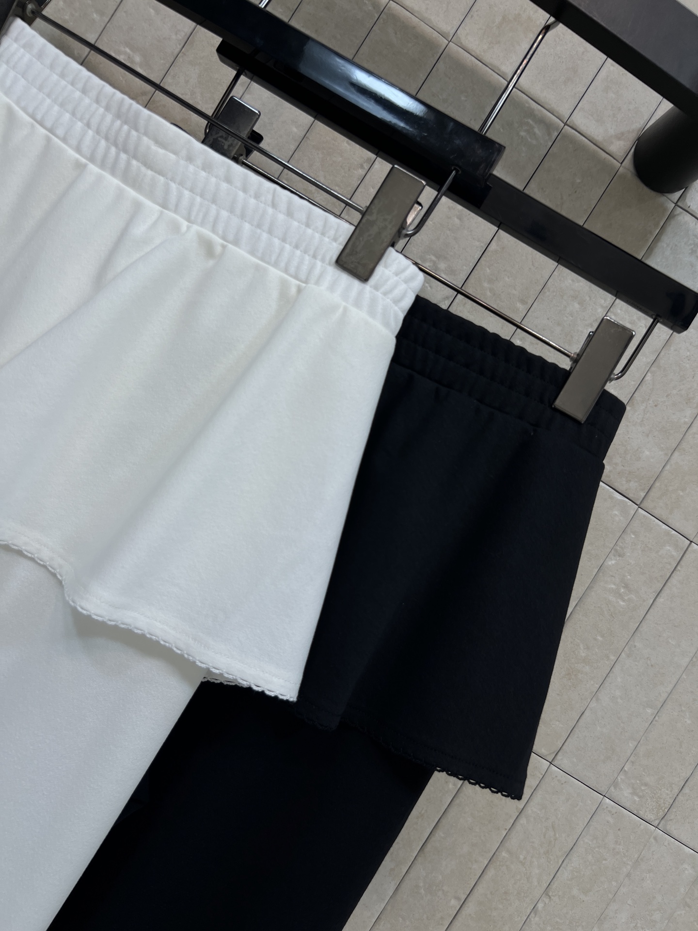 MIU家 26夏季新款 屁帘阔腿长裤 采用假两件设计 腰部绑带+飘逸帘片 层次感满满 高腰阔腿版型 显瘦