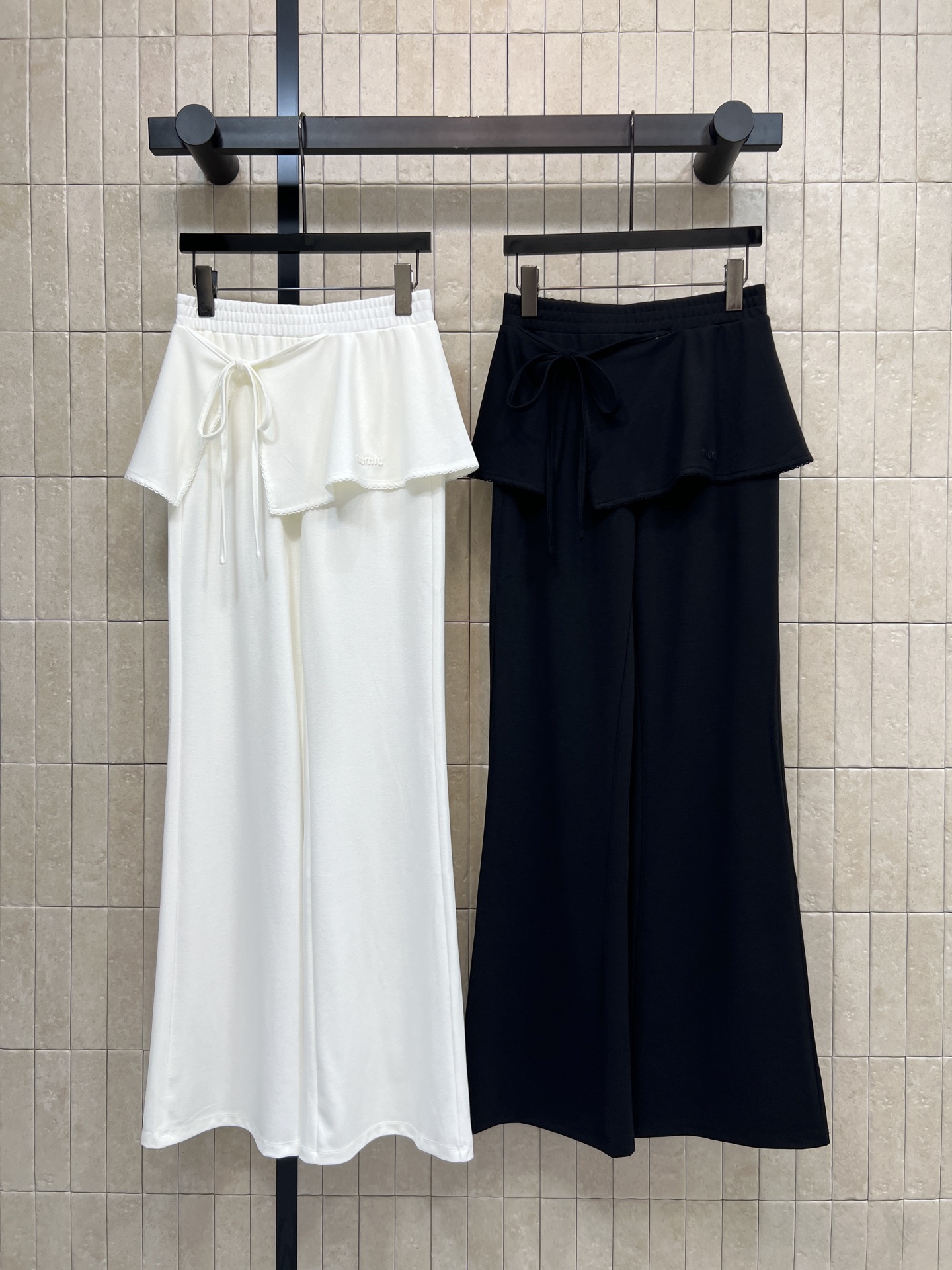 NO:833306,MIU's 26 new summer style wide-leg trousers with fake two-piece design, waist straps + flowing curtains, full of layers, high-waisted wide-leg version, slimming and flattering leg shape, strong drape, versatile, can be easily worn for commuting and leisure, matched with T-shirts or suspenders, simple and stylish, easy to get a fashionable look, two colors and three sizes, Size/S-M-L,, miumiu, tees, t-shirt,19860909MIU家 26夏季新款 屁帘阔腿长裤 采用假两件设计 腰部绑带+飘逸帘片 层次感满满 高腰阔腿版型 显瘦又修饰腿型 面料垂坠感强 百搭 通勤休闲都能轻松驾驭 搭配T恤或吊带 简约又有设计感 轻松get时髦look 两色三码Size/S-M-L,,miumiu,tees，t-shirt,,Women's clothing