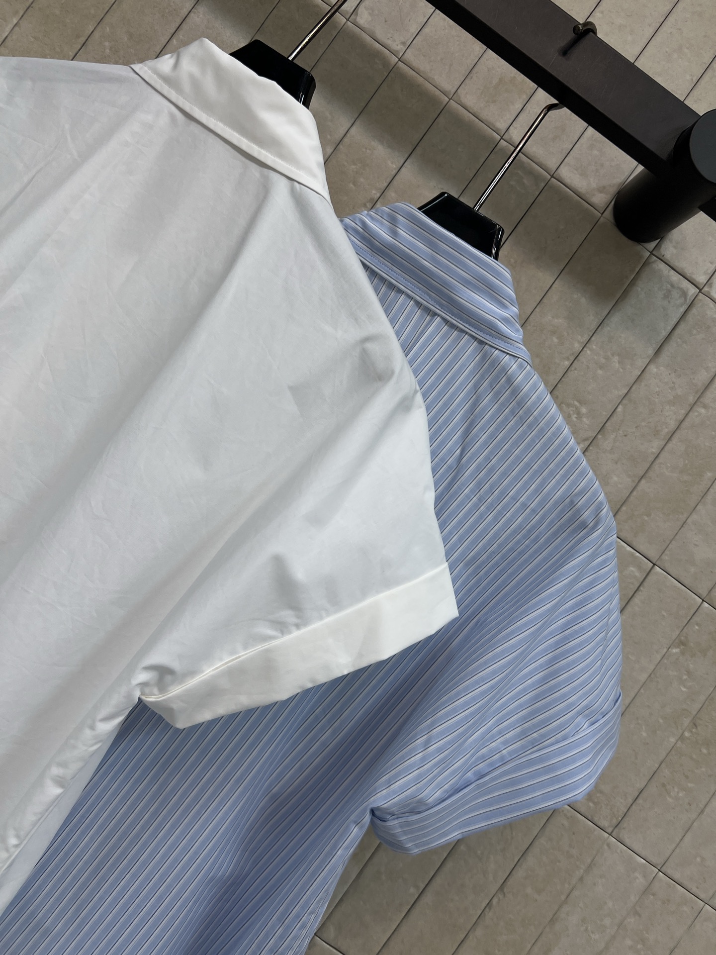 C家 26夏季新款 翻领短袖衬衫 棉质面料透气舒适 翻领+单排扣设计 胸前小口袋有刺绣细节 简约又有质感