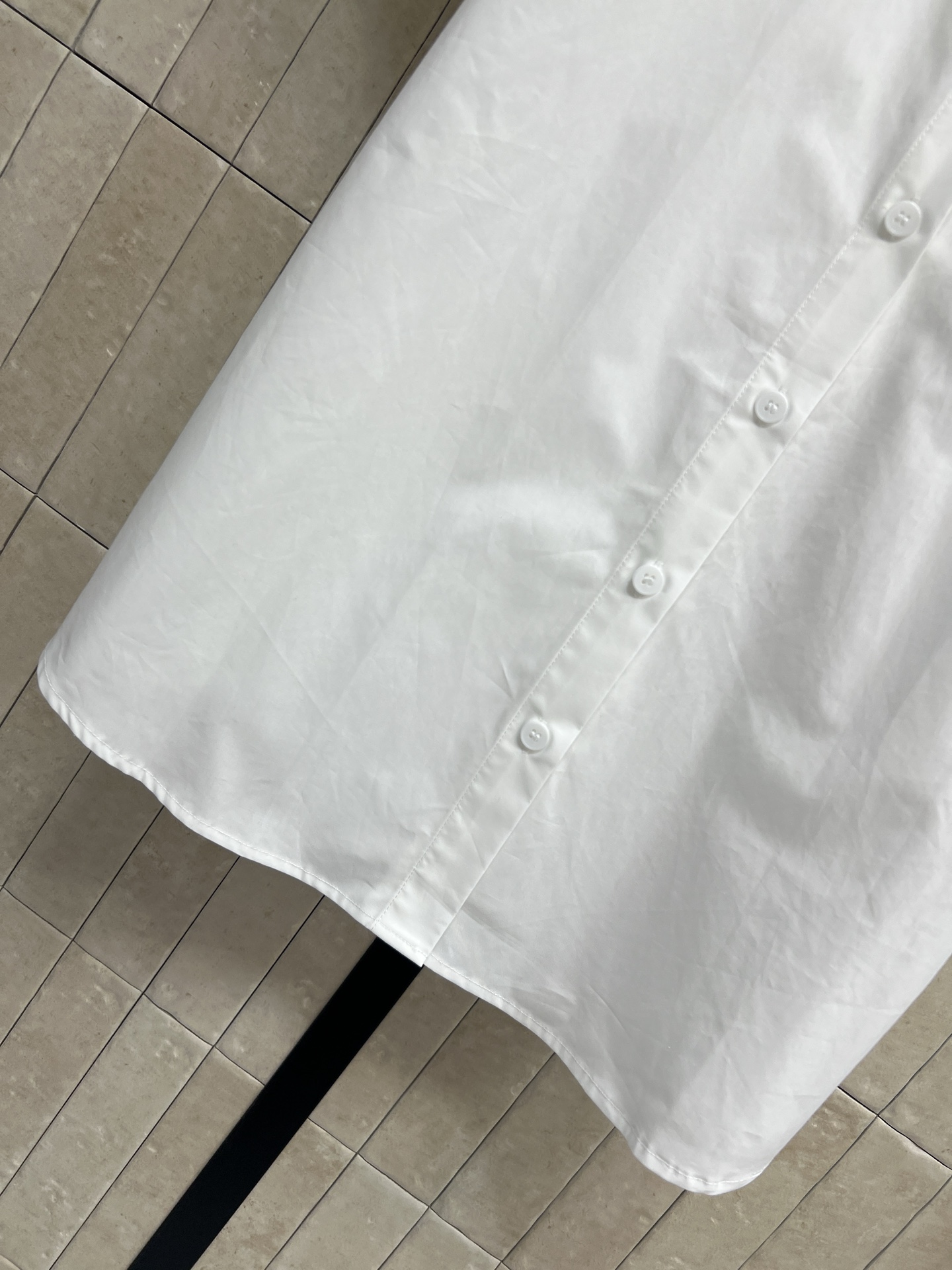 C家 26夏季新款 翻领短袖衬衫 棉质面料透气舒适 翻领+单排扣设计 胸前小口袋有刺绣细节 简约又有质感