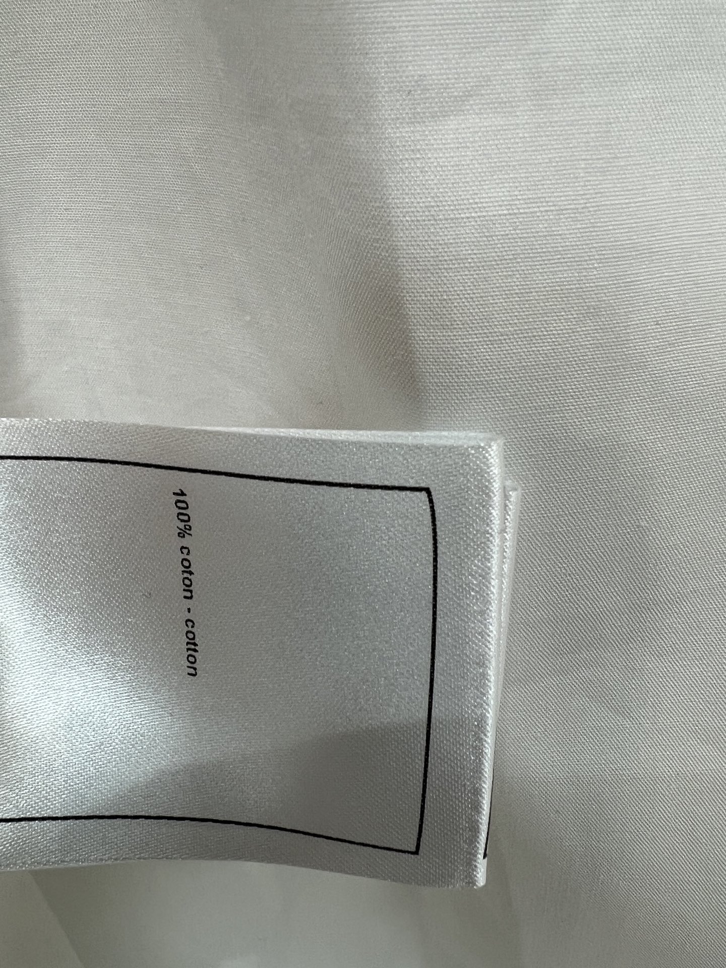 C家 26夏季新款 翻领短袖衬衫 棉质面料透气舒适 翻领+单排扣设计 胸前小口袋有刺绣细节 简约又有质感