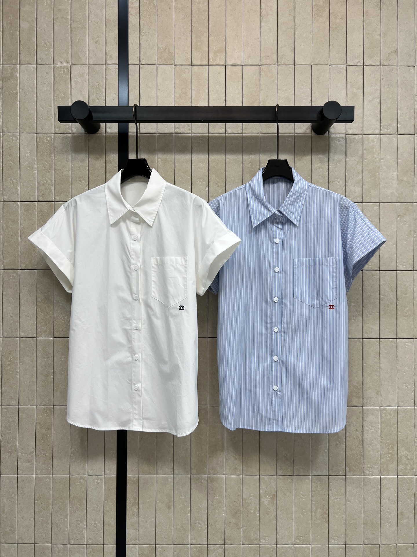 NO:833251,C Home 26 new summer style lapel short-sleeved shirt. Cotton fabric is breathable and comfortable. Lapel + single-breasted design. Small chest pocket with embroidery details. Simple and textured. Loose cut to cover the flesh and make you slim. Easy to manage for commuting, campus and leisure. Very versatile to wear alone or inside. Paired with jeans and pleated skirts, they are all great. Two colors and three codes Size/S-M-L,,chanel,skirts,jeans,shirts,T-shirt,19860909C家 26夏季新款 翻领短袖衬衫 棉质面料透气舒适 翻领+单排扣设计 胸前小口袋有刺绣细节 简约又有质感 宽松剪裁遮肉显瘦 通勤 校园 休闲都能轻松驾驭 单穿或内搭都很百搭 搭配牛仔裤 百褶裙都很出彩 两色三码Size/S-M-L,,chanel,skirts,jeans,shirts,T-shirt,,Women's clothing