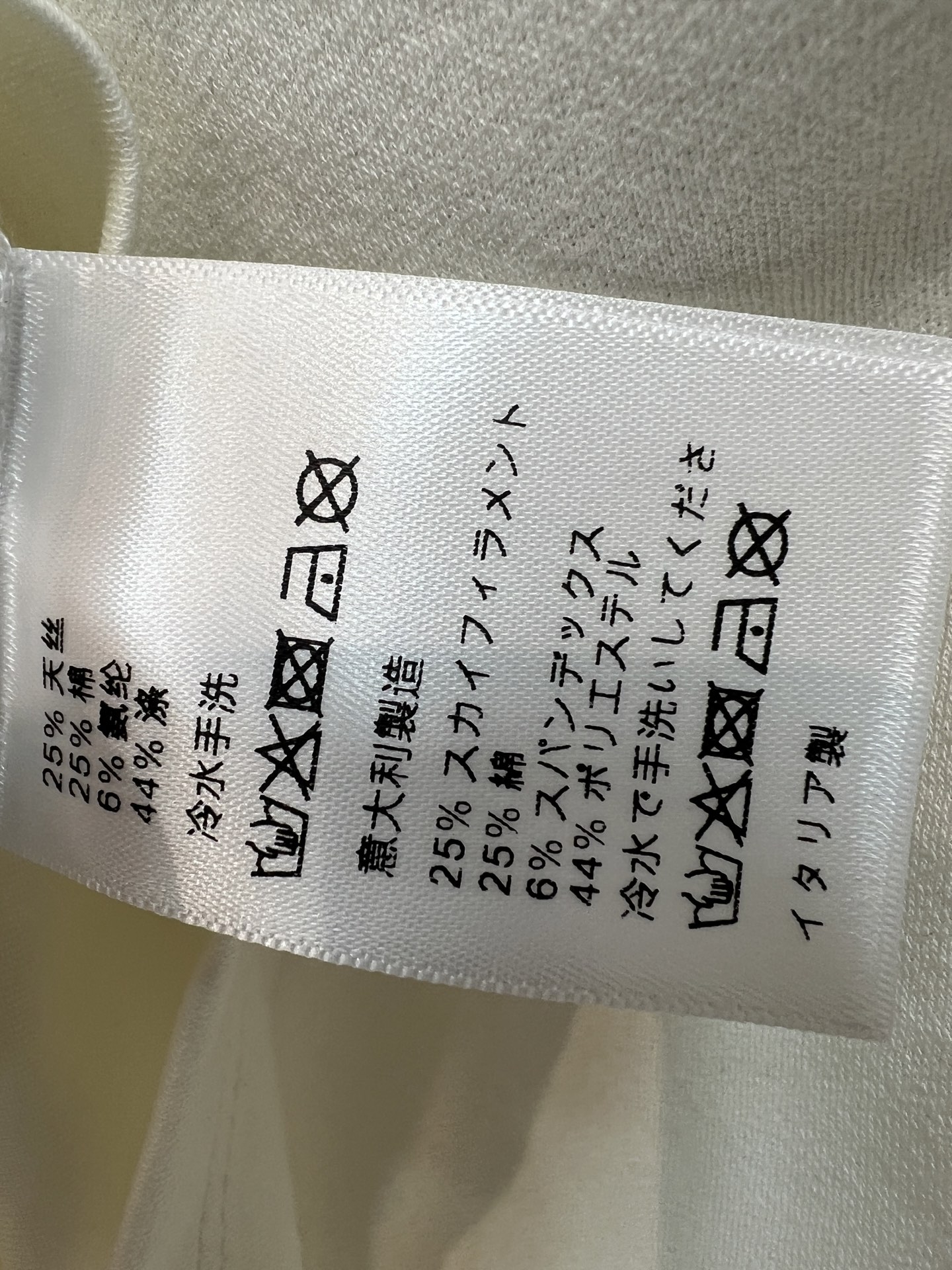MIU家 26夏季新款 无袖背心​​上衣 采用轻盈柔软透气面料 夏季穿超舒服 圆领+小开叉设计 简约又有