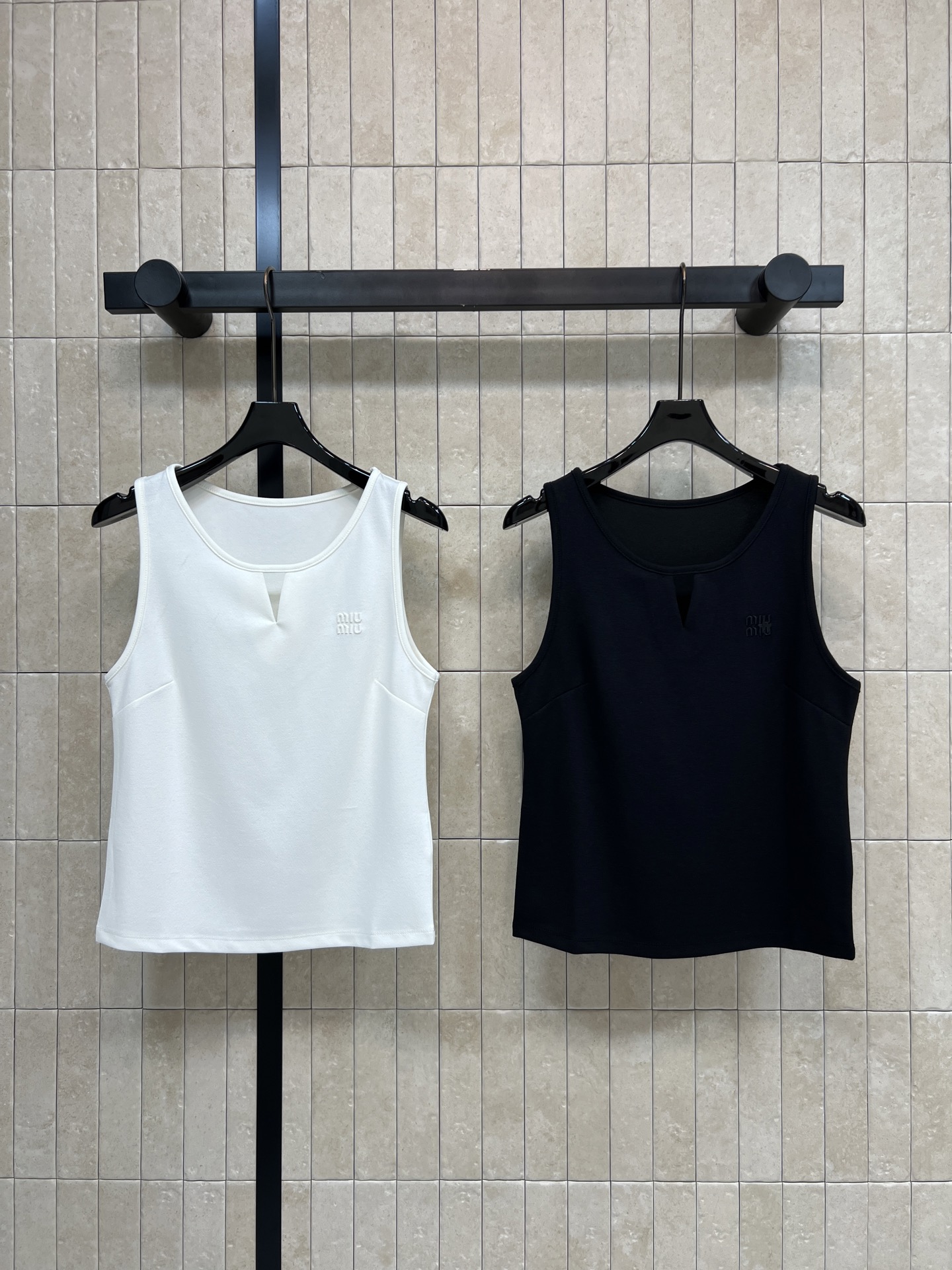 NO:833964,MIU's 26 new summer style sleeveless vest top is made of light, soft and breathable fabric, super comfortable to wear in summer, round neck + small slit design, simple and detailed, not picky about body shape, daily commuting, sports and leisure can be easily controlled, versatile, can be worn with jeans, suit jacket or sweatpants, easy to switch styles, two colors and three codes, Size/S-M-L,,miumiu,jeans,jackets & coats,business suit,19860909MIU家 26夏季新款 无袖背心上衣 采用轻盈柔软透气面料 夏季穿超舒服 圆领+小开叉设计 简约又有细节感 不挑身材 日常通勤 运动 休闲都能轻松驾驭 百搭 随便配牛仔裤 西装外套或运动裤都很ok 轻松切换风格 两色三码Size/S-M-L,,miumiu,jeans,jackets & coats,business suit,,Women's clothing