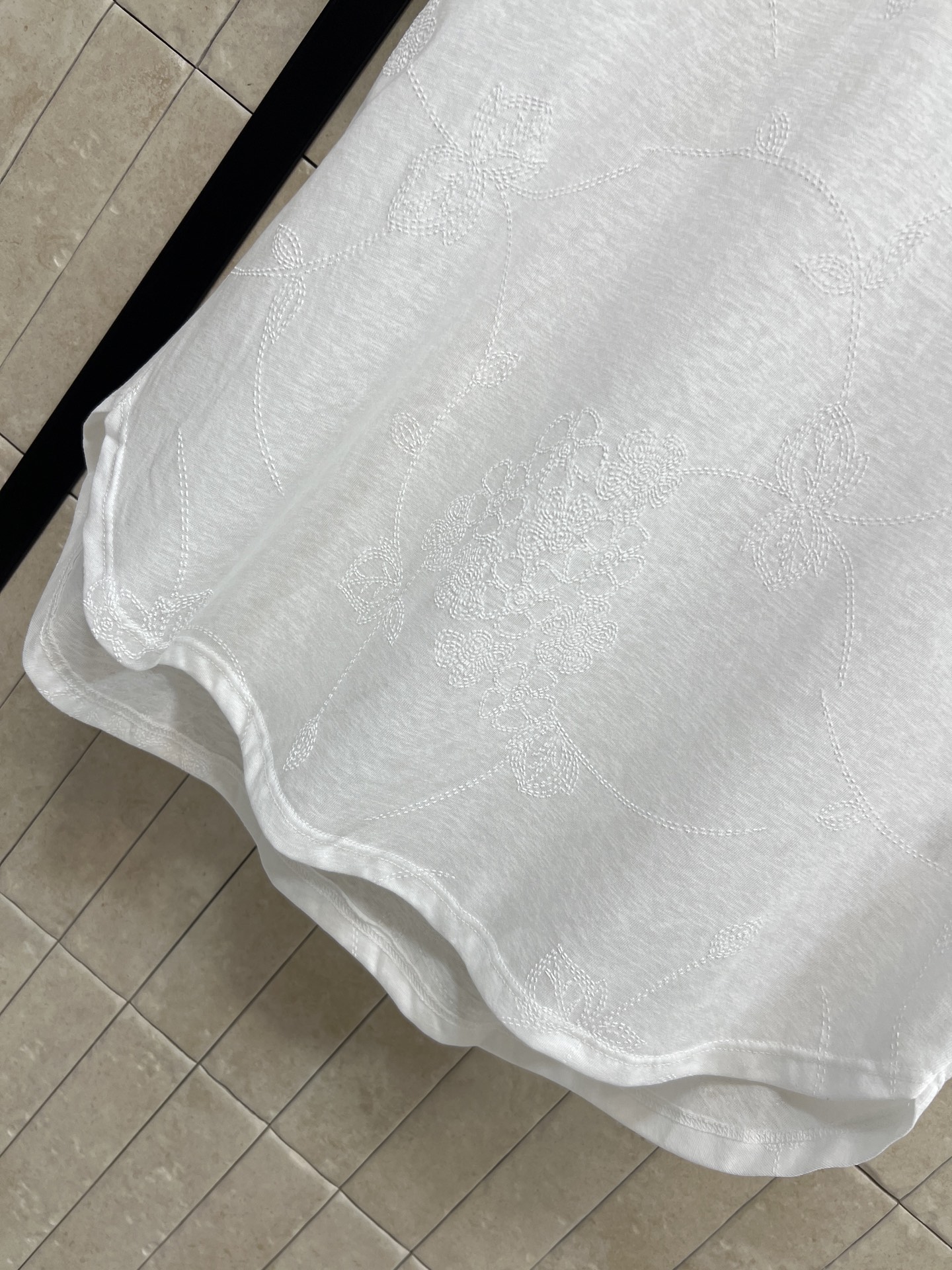 C家 26夏季新款 白色圆领短袖T恤 采用轻薄透气棉质面料 宽松弧形下摆设计 休闲感满满 圆领简约大方 