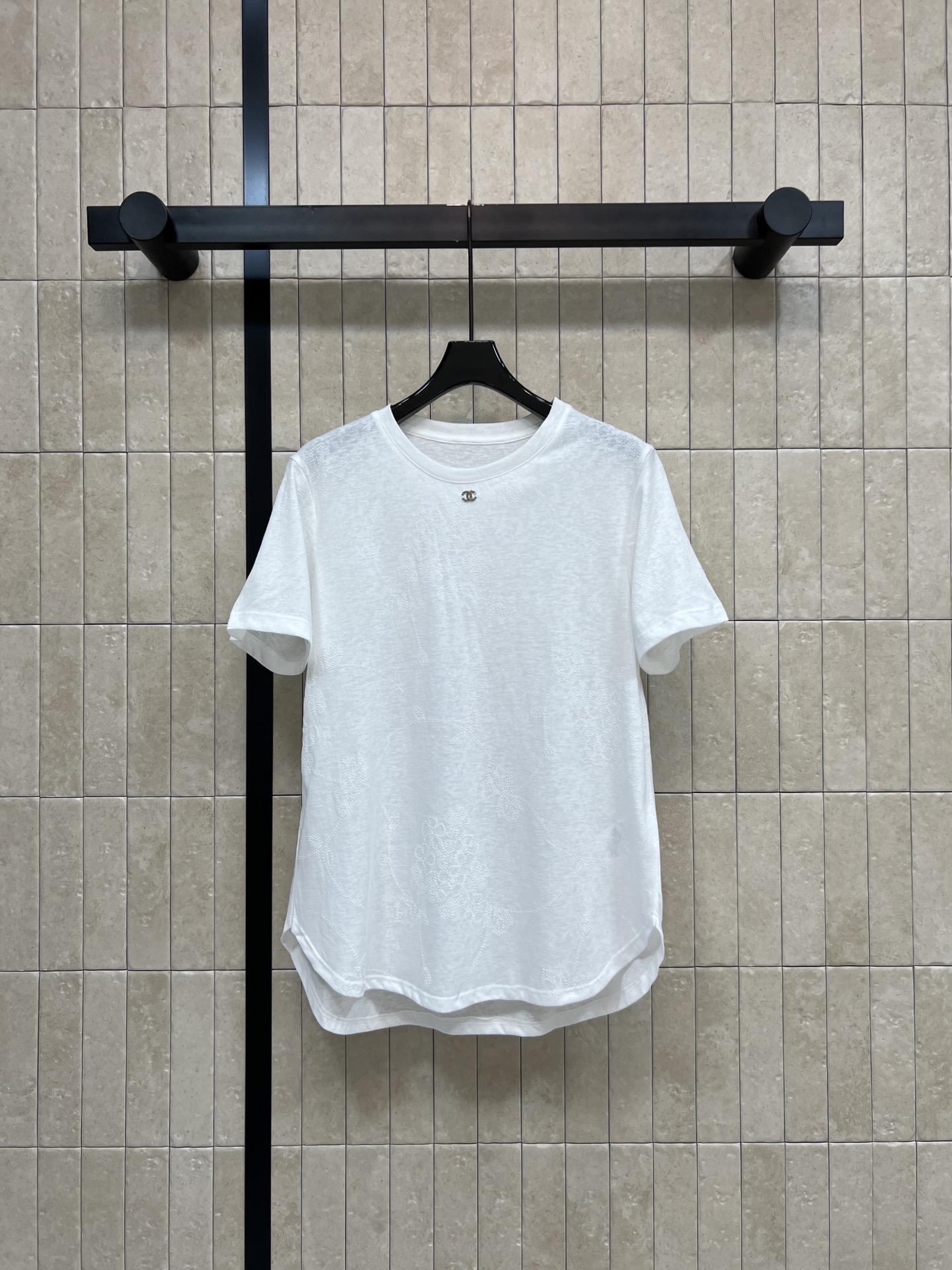 NO:833903,C Home 26 new summer style white round neck short-sleeved T-shirt. Made of light and breathable cotton fabric. Loose curved hem design. Full of casual feeling. Round neck is simple and generous. Loose fit. Versatile for daily commuting or leisure. Easy to control in summer. It is OK to match with jeans, skirt or casual pants. Easily switch between multiple styles. Three codes in one color. Size/S-M-L,,chanel,skirts,jeans,T-shirt,tees,t-shirt,19860909C家 26夏季新款 白色圆领短袖T恤 采用轻薄透气棉质面料 宽松弧形下摆设计 休闲感满满 圆领简约大方 宽松版型 日常通勤或休闲都很百搭 夏天轻松驾驭 搭配牛仔裤 半裙或休闲裤都很OK 轻松切换多种风格 一色三码Size/S-M-L,,chanel,skirts,jeans,T-shirt,tees，t-shirt,,Women's clothing