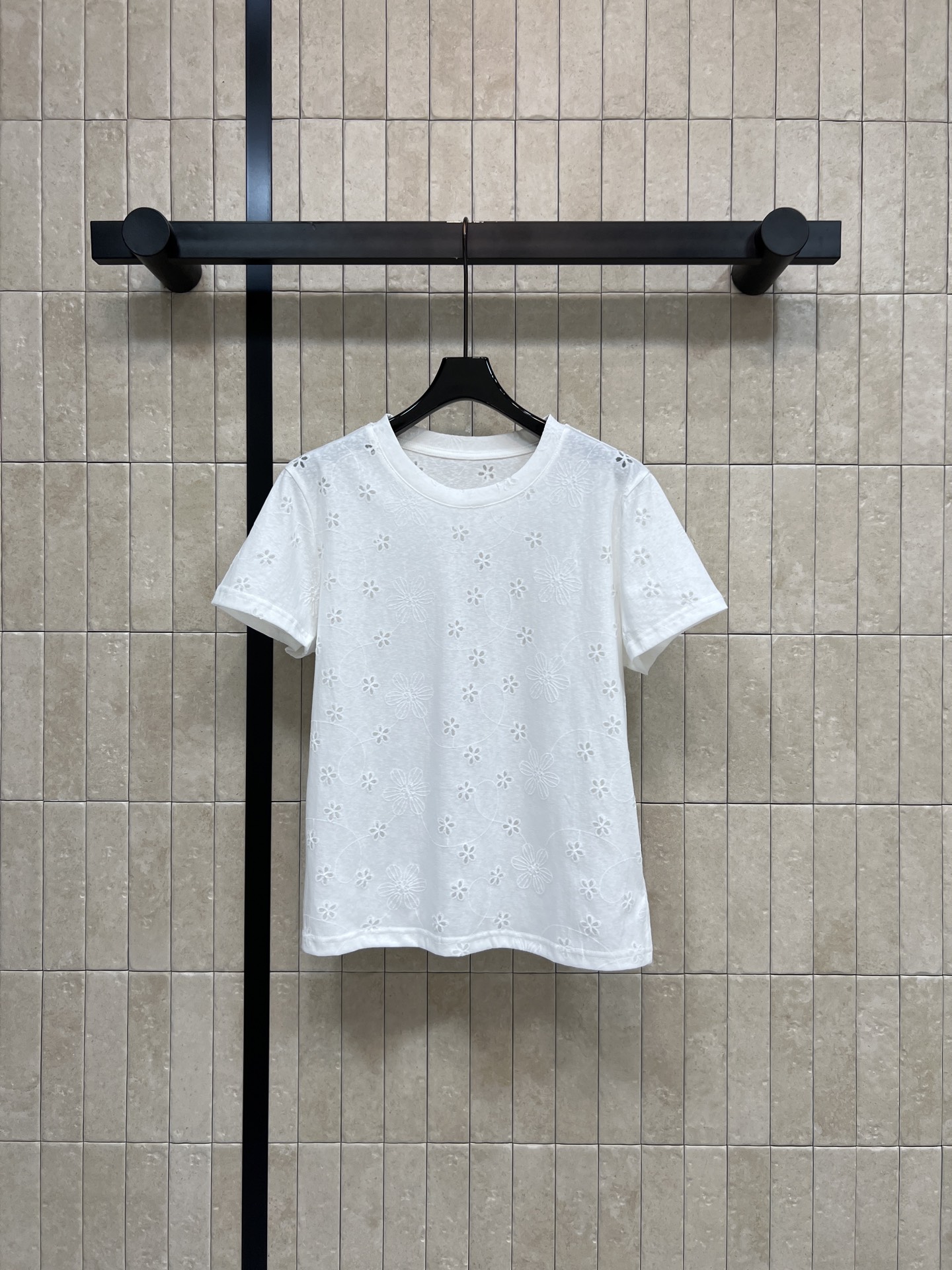 NO:833908,New model for summer. White jacquard hollow short-sleeve. Pure cotton fabric is soft, breathable and comfortable. Very suitable for summer. Hollow flower embroidery design. Loose shoulder shape. It looks slim and covers the flesh. It can also be easily managed by fat sisters. It can be worn for daily commuting, leisure and vacation. It is fresh and natural with jeans or skirts. Three sizes in one color, Size/S-M-L,,skirts,jeans,T-shirt,19860909夏季新款 白色提花镂空短袖 纯棉面料软软透气又舒适 夏天穿超合适 镂空花朵刺绣设计 正肩宽松版型 显瘦又遮肉 微胖姐妹也能轻松驾驭 日常通勤、休闲 度假都能穿 搭牛仔裤或半裙都很清新自然 一色三码Size/S-M-L,,skirts,jeans,T-shirt,,Women's clothing