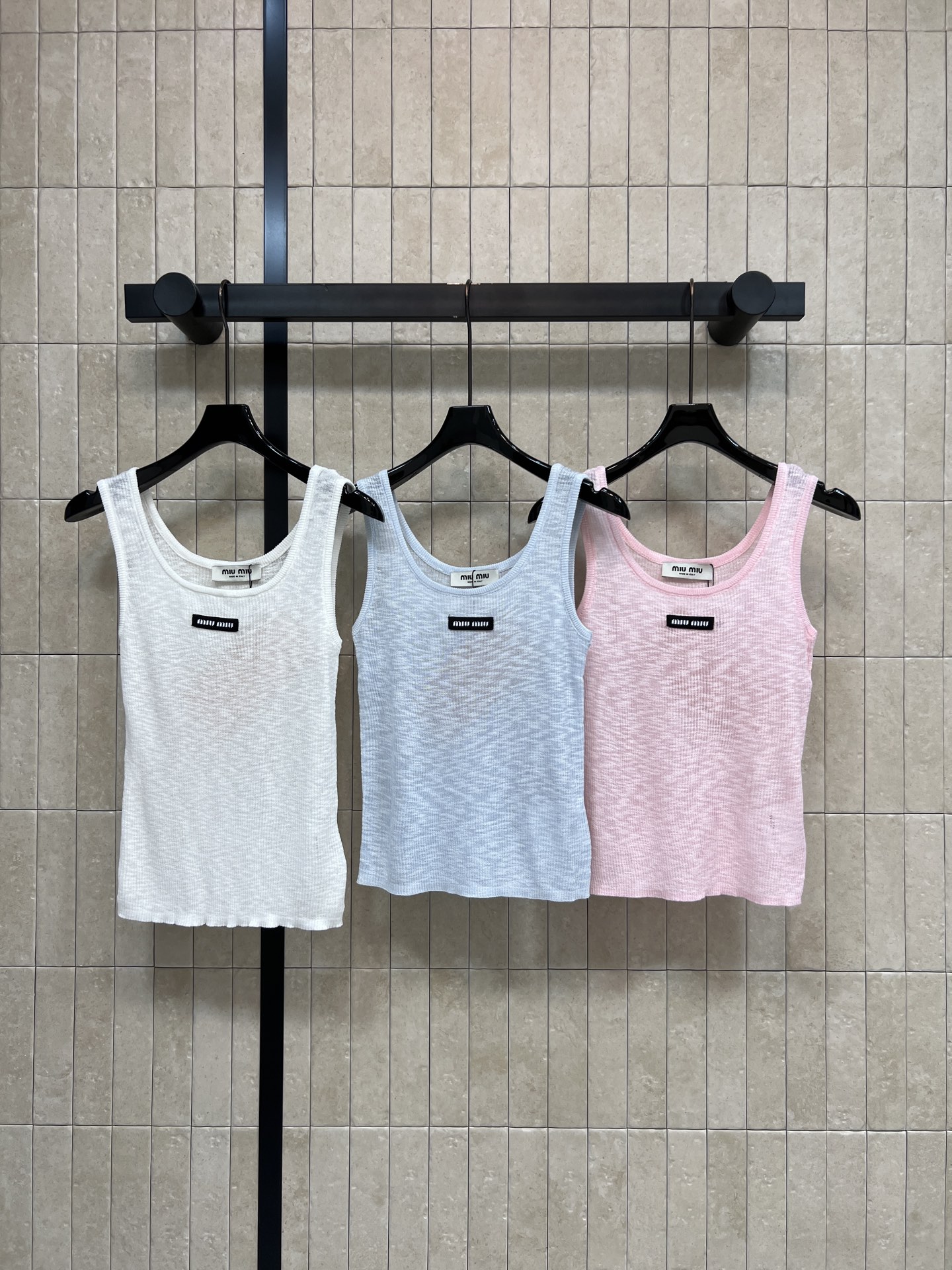 NO:833937,MIU's 26 new summer style U-neck vest top. The textured fabric has breathable properties. Sleeveless + U-shaped collar design. Modifies the shoulder line. It shows a small face and hides the flesh. The small label on the chest is low-key and simple. It is more flexible to match. It can be worn for commuting and leisure. Suitable for a variety of body types. It is versatile to wear alone or as an inner layer. Three colors and three codes Size/S-M-L,,miumiu,19860909MIU家 26夏季新款 U领背心上衣 肌理感面料自带透气属性 无袖+U型领设计 修饰肩线 显脸小又藏肉 胸前小标低调又简约 搭配更灵活 通勤休闲都能hold住 适合多种身材 单穿or内搭都很百搭 三色三码Size/S-M-L,,miumiu,,Women's clothing