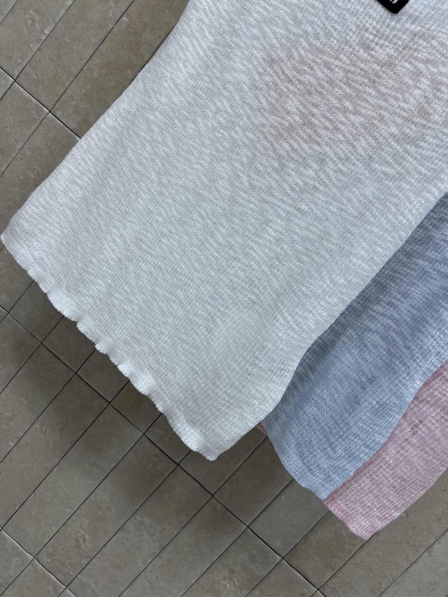 MIU家 26夏季新款 U领背心上衣 肌理感面料自带透气属性 无袖+U型领设计 修饰肩线 显脸小又藏肉 