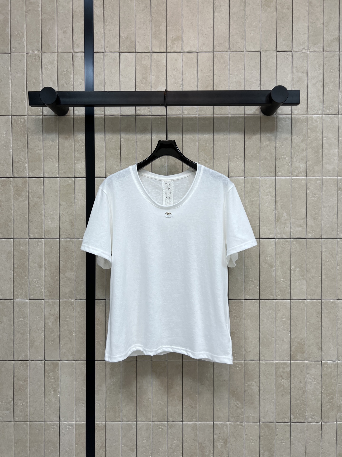 NO:833914,C Home 26 new summer style white U-neck short-sleeved top. Made of pure cotton fabric. The U-neck design modifies the neck line. It looks slim and elegant. Not picky about the figure. Straight-shoulder cut + loose fit. Lace splicing at the back. Full of design. Easy to control for daily commuting and leisure. The white color is versatile. It looks good with jeans or skirts. Three sizes in one color: Size/S-M-L,,chanel,skirts,jeans,T-shirt,19860909C家 26夏季新款 白色U领短袖上衣 采用纯棉面料 U领设计修饰颈部线条 显瘦又有气质 不挑身材 正肩剪裁+宽松版型 背后蕾丝拼接 设计感满满 日常通勤 休闲都能轻松驾驭 白色百搭 随便配牛仔裤 半裙都好看 一色三码Size/S-M-L,,chanel,skirts,jeans,T-shirt,,Women's clothing