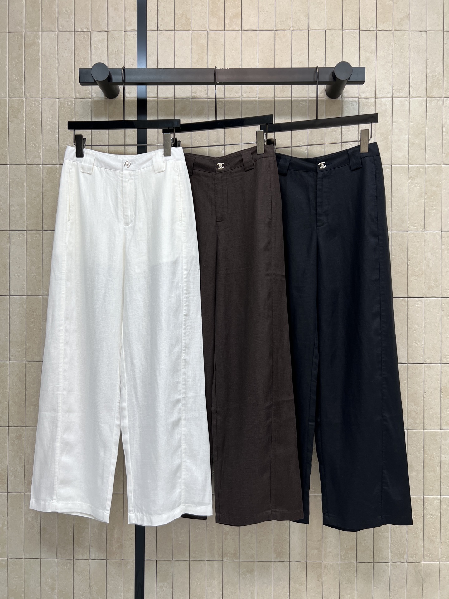 NO:833921,C Home 26 new summer style linen casual wide-leg pants. High-waisted design. Linen drape fabric is super slim. Pear-shaped body friendly. Modifies leg shape. Not picky about height. Easy to control for daily commuting and leisure. Versatile colors. It looks refreshing with light-colored tops or shirts. Very suitable for summer. Three colors and three codes Size/S-M-L,,chanel,shirts,19860909C家 26夏季新款 亚麻休闲阔腿裤 采用高腰设计 亚麻面料垂感面料超显瘦 梨形身材友好 修饰腿型 不挑身高 日常通勤 休闲都能轻松驾驭 颜色百搭 随便配浅色上衣或衬衫都很清爽 夏季穿超合适 三色三码Size/S-M-L,,chanel,shirts,,Women's clothing