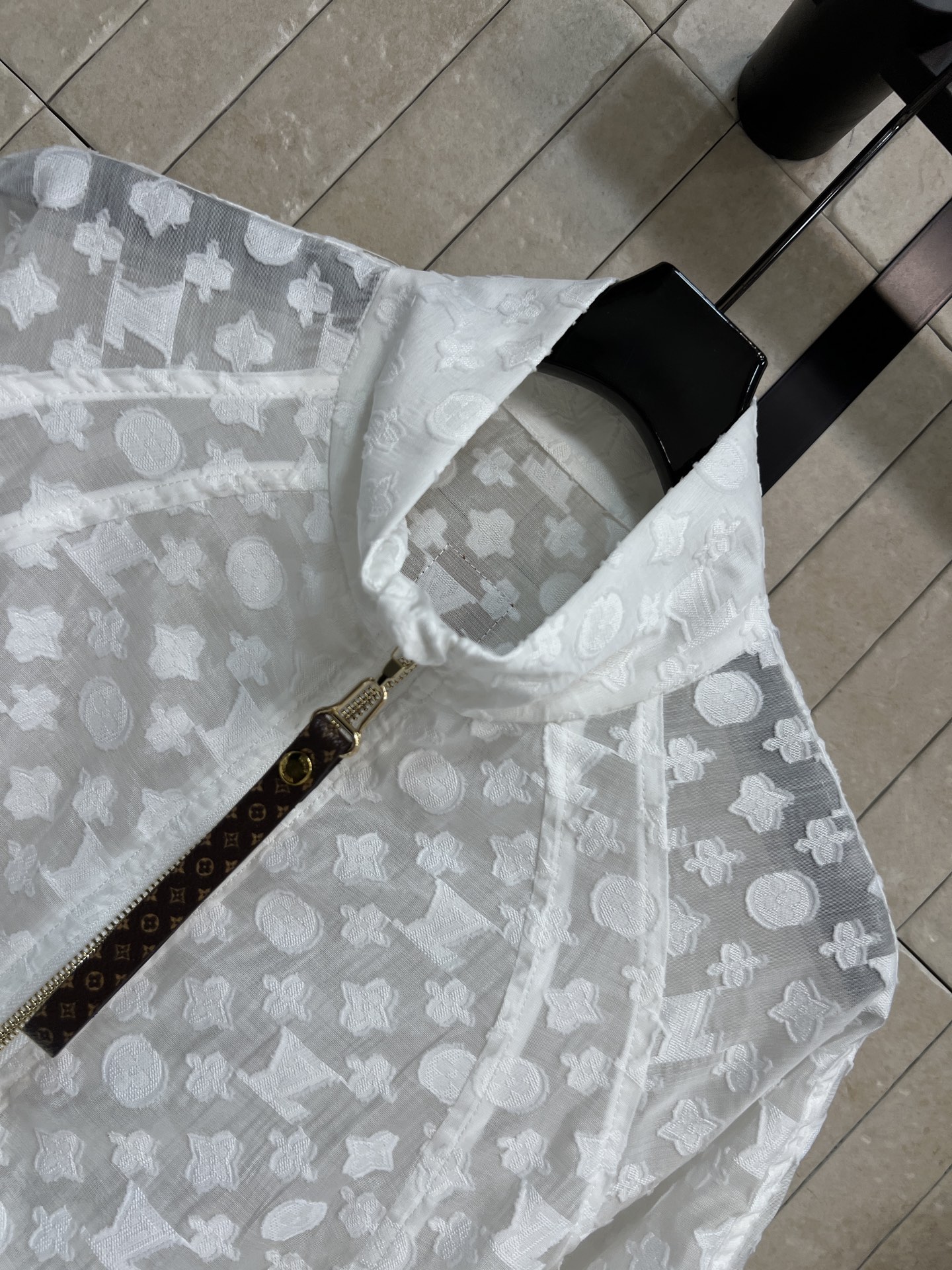 L家 26夏季新款 立领提花防晒外套​​ 面料轻薄 满身花卉提花 细节精致 设计感满满 短款剪裁+立领拉