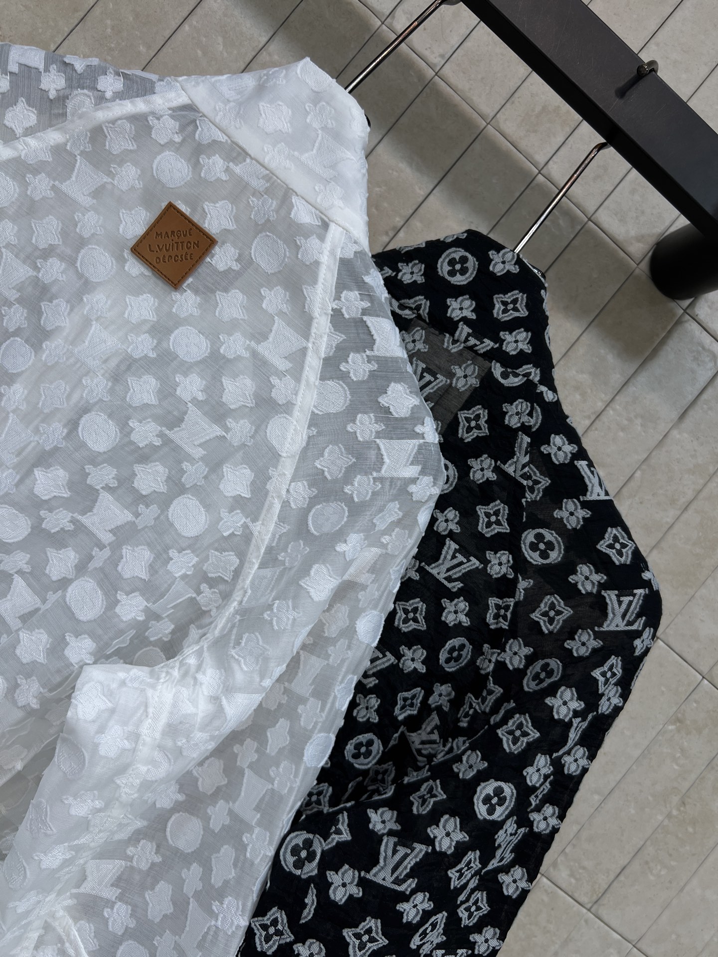 L家 26夏季新款 立领提花防晒外套​​ 面料轻薄 满身花卉提花 细节精致 设计感满满 短款剪裁+立领拉