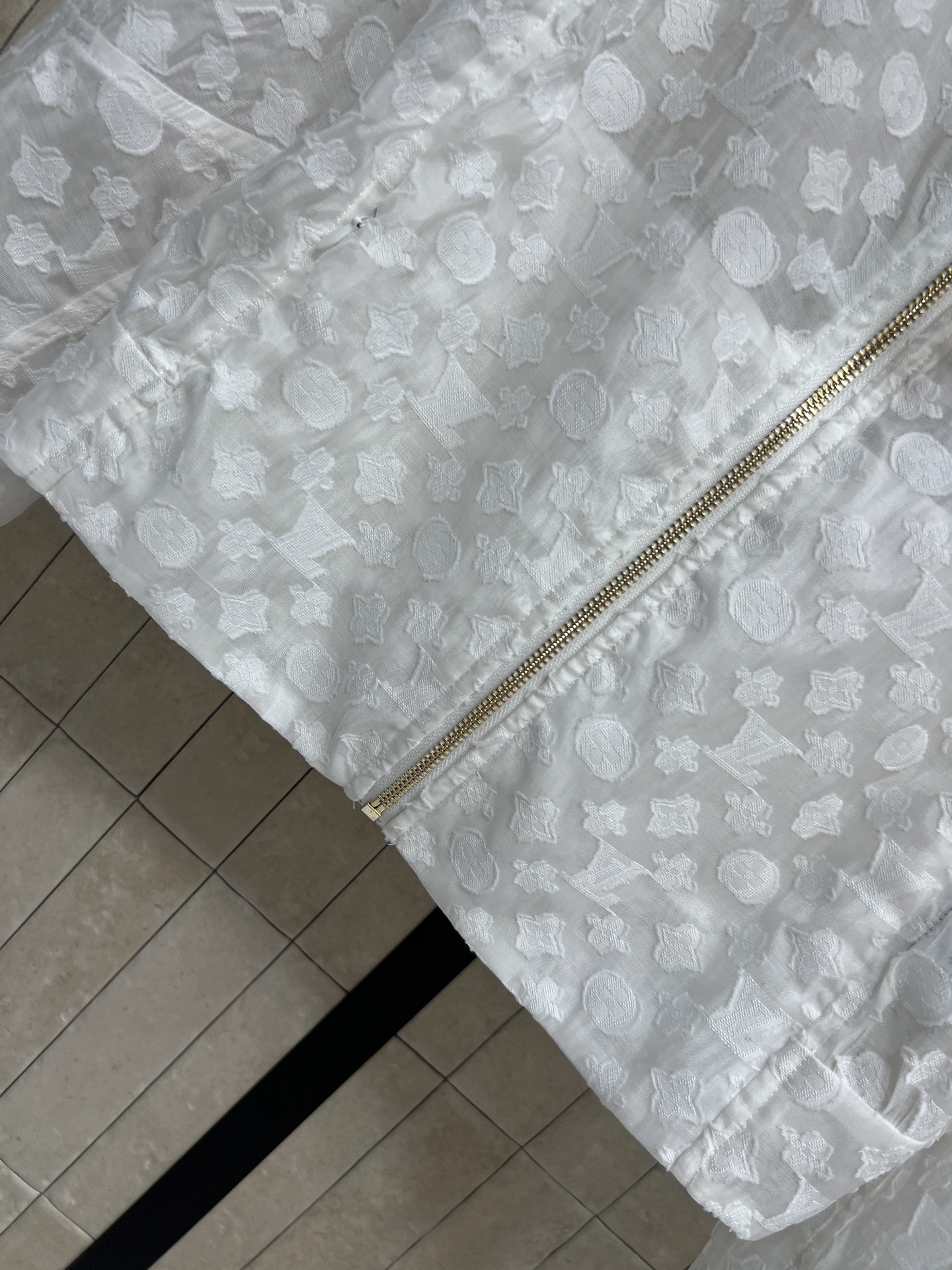 L家 26夏季新款 立领提花防晒外套​​ 面料轻薄 满身花卉提花 细节精致 设计感满满 短款剪裁+立领拉