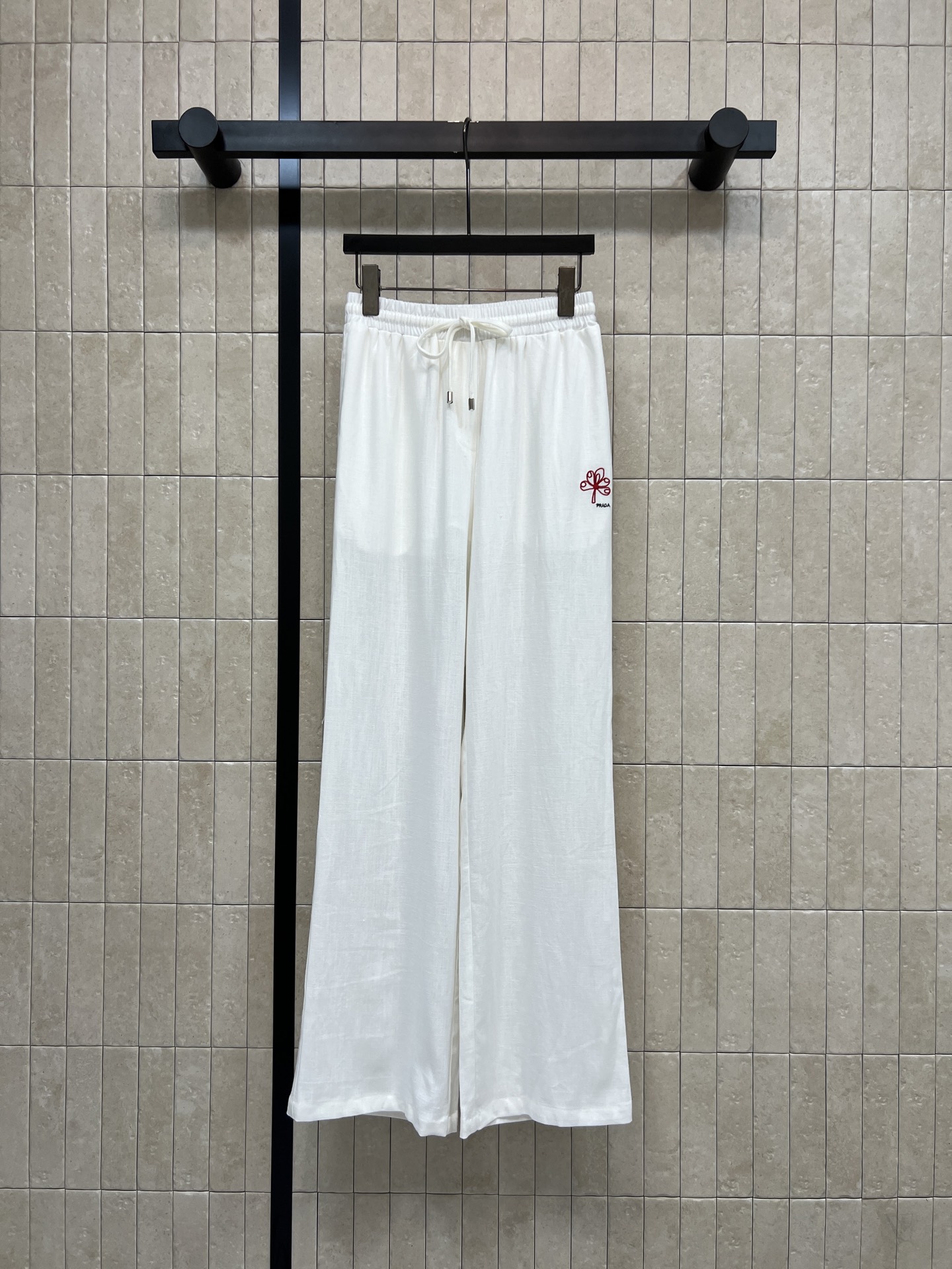 NO:833953,PD Home 26 new summer style white drawstring wide-leg trousers made of linen blended fabric Elastic waist + drawstring design Suitable for all body types Easy to put on and take off Simple red embroidery on the trousers Full of details Wide-leg straight version Modify the leg shape Easily create a lazy literary style Daily commuting Can be worn casually Versatile with T-shirts or shirts Three sizes in one color Size/S-M-L, dior, shirts, tees, t-shirt,19860909PD家 26夏季新款 白色抽绳阔腿长裤 采用亚麻混纺面料 松紧腰+抽绳设计 适合各种身材 穿脱也很方便 裤身简约红色刺绣 细节满分 阔腿直筒版型 修饰腿型 轻松打造慵懒文艺风 日常通勤 休闲都能穿 搭配T恤或衬衫都很百搭 一色三码Size/S-M-L,,dior,shirts,tees，t-shirt,,Women's clothing