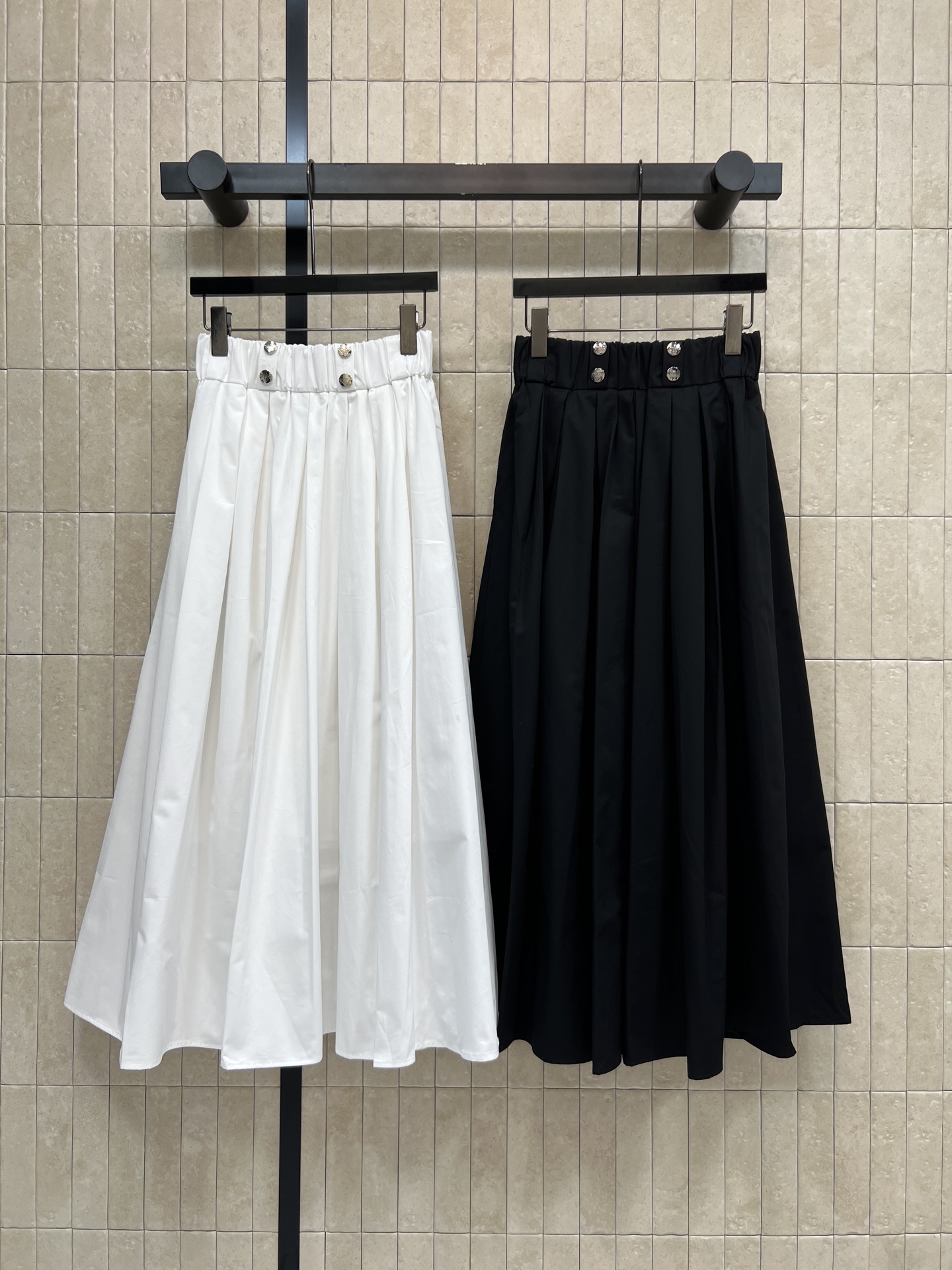 NO:833960,PD Home 26 new summer style high-waisted A-line skirt. Made of lightweight and breathable cotton fabric. High-waisted design + metal buttons. Modifies the waistline and enhances texture. A-line umbrella skirt style. Simple and elegant. Moderate length. Covers legs and makes you slim. Suitable for all body types. Easily manage for commuting, dating, and leisure. Works great with shirts, T-shirts or knitted tops. Two-color and three-code Size/S-M-L, dior, skirts, shirts, tees, t-shirt,19860909PD家 26夏季新款 高腰A字半裙 采用棉质轻薄透气面料 高腰设计+金属纽扣 修饰腰线又提升质感 A字伞裙版型 简约大方长度适中 遮腿显瘦 适合各种身材 通勤 约会 休闲都能轻松驾驭 搭配衬衫 T恤或针织上衣都很出彩 两色三码Size/S-M-L,,dior,skirts,shirts,tees，t-shirt,,Women's clothing