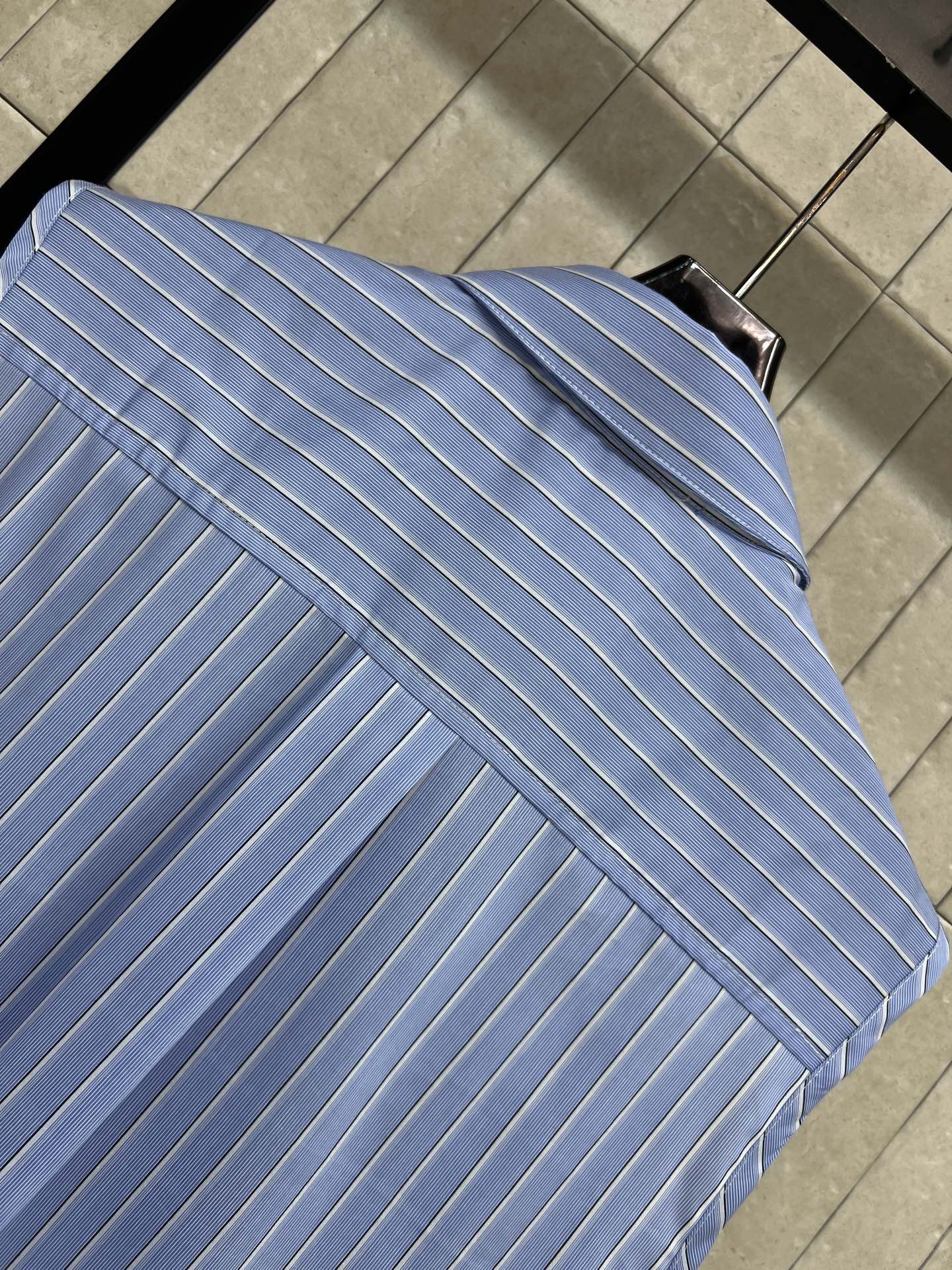 LW家 26夏季新款 条纹无袖衬衫 纯棉轻薄透气面料 夏天穿超舒服 无袖+扭结下摆设计 腰部系带可调节 
