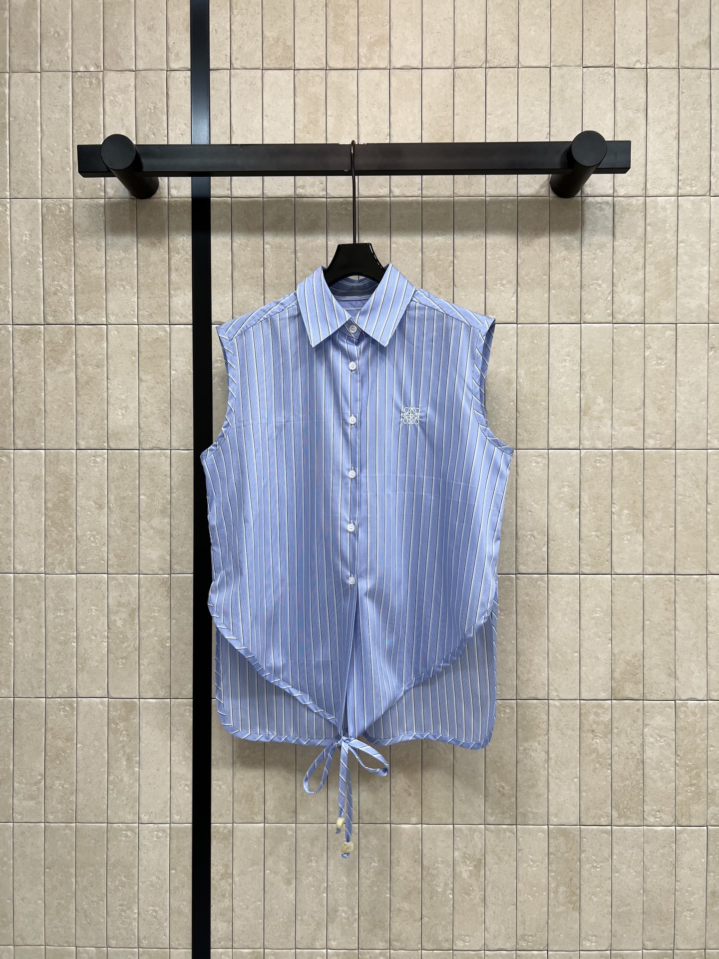 NO:833975,LW Home 26 new summer style striped sleeveless shirt, pure cotton light and breathable fabric, super comfortable to wear in summer, sleeveless + twist hem design, adjustable waist tie, body modification and layering, embroidery on the chest is very recognizable, blue and white color is fresh and simple, easy to manage for commuting and vacation, match with wide-leg pants or denim skirt, urban resort style, three sizes in one color, Size/S-M-L,,skirts,shirts,19860909LW家 26夏季新款 条纹无袖衬衫 纯棉轻薄透气面料 夏天穿超舒服 无袖+扭结下摆设计 腰部系带可调节 修饰身形又有层次感 胸前刺绣超有辨识度 蓝白配色清新简约 通勤 度假都能轻松驾驭 搭配阔腿裤或牛仔裙 都市度假风get 一色三码Size/S-M-L,,skirts,shirts,,Women's clothing