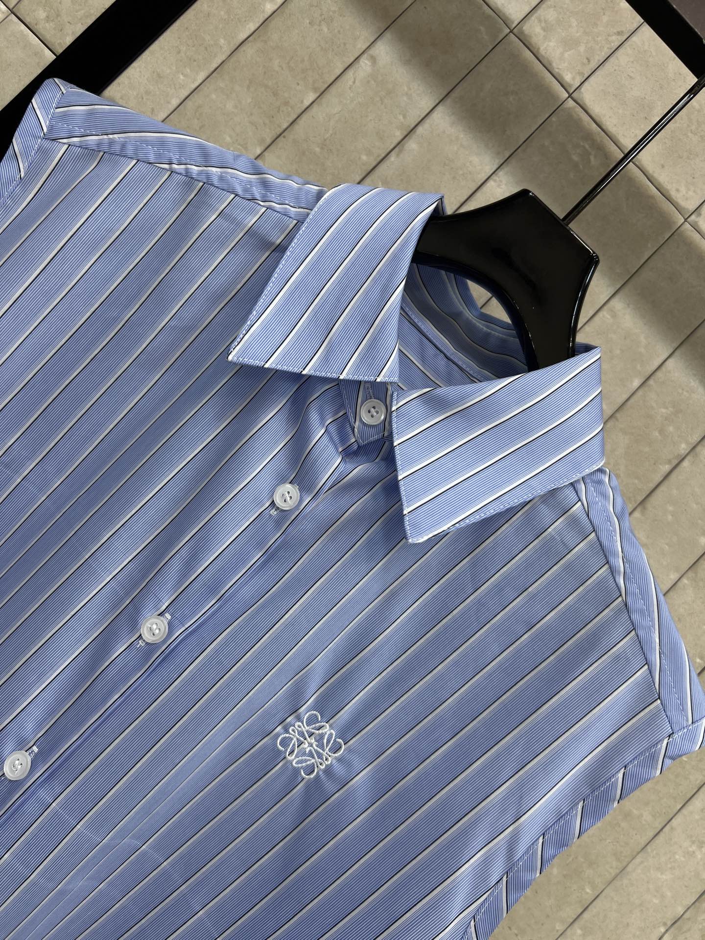 LW家 26夏季新款 条纹无袖衬衫 纯棉轻薄透气面料 夏天穿超舒服 无袖+扭结下摆设计 腰部系带可调节 