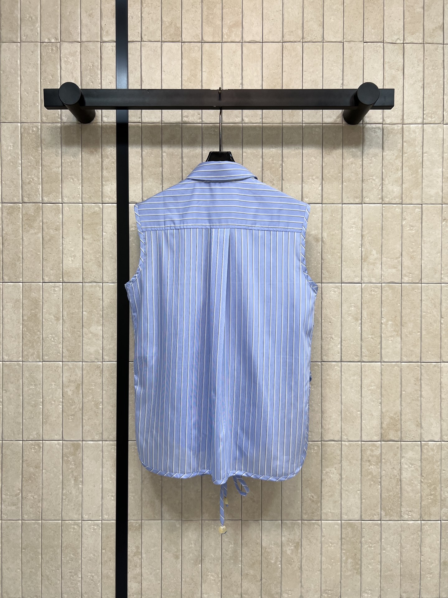 LW家 26夏季新款 条纹无袖衬衫 纯棉轻薄透气面料 夏天穿超舒服 无袖+扭结下摆设计 腰部系带可调节 