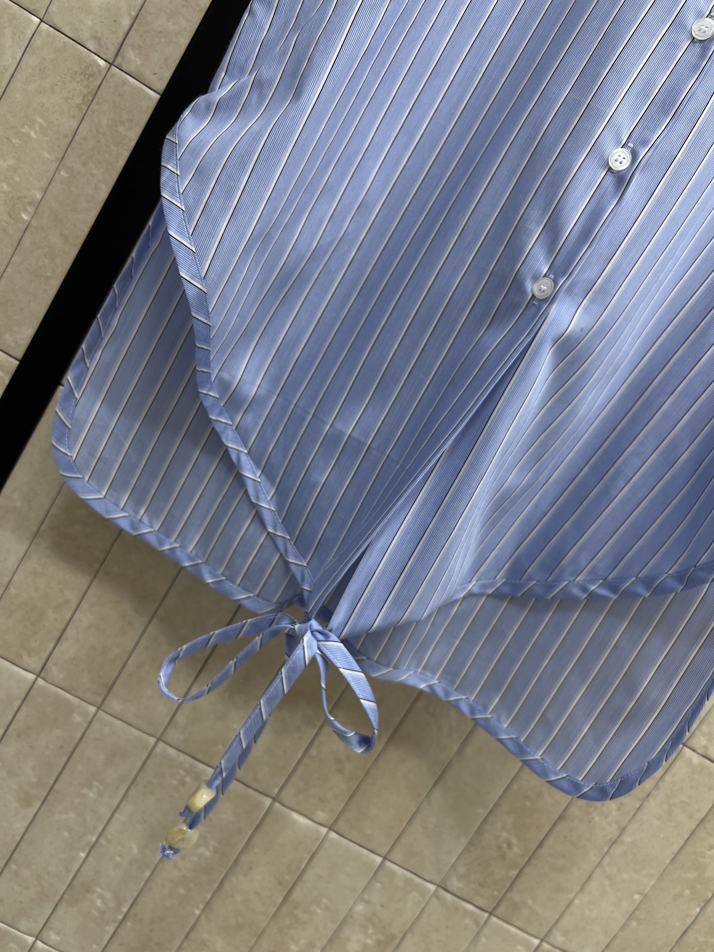 LW家 26夏季新款 条纹无袖衬衫 纯棉轻薄透气面料 夏天穿超舒服 无袖+扭结下摆设计 腰部系带可调节 