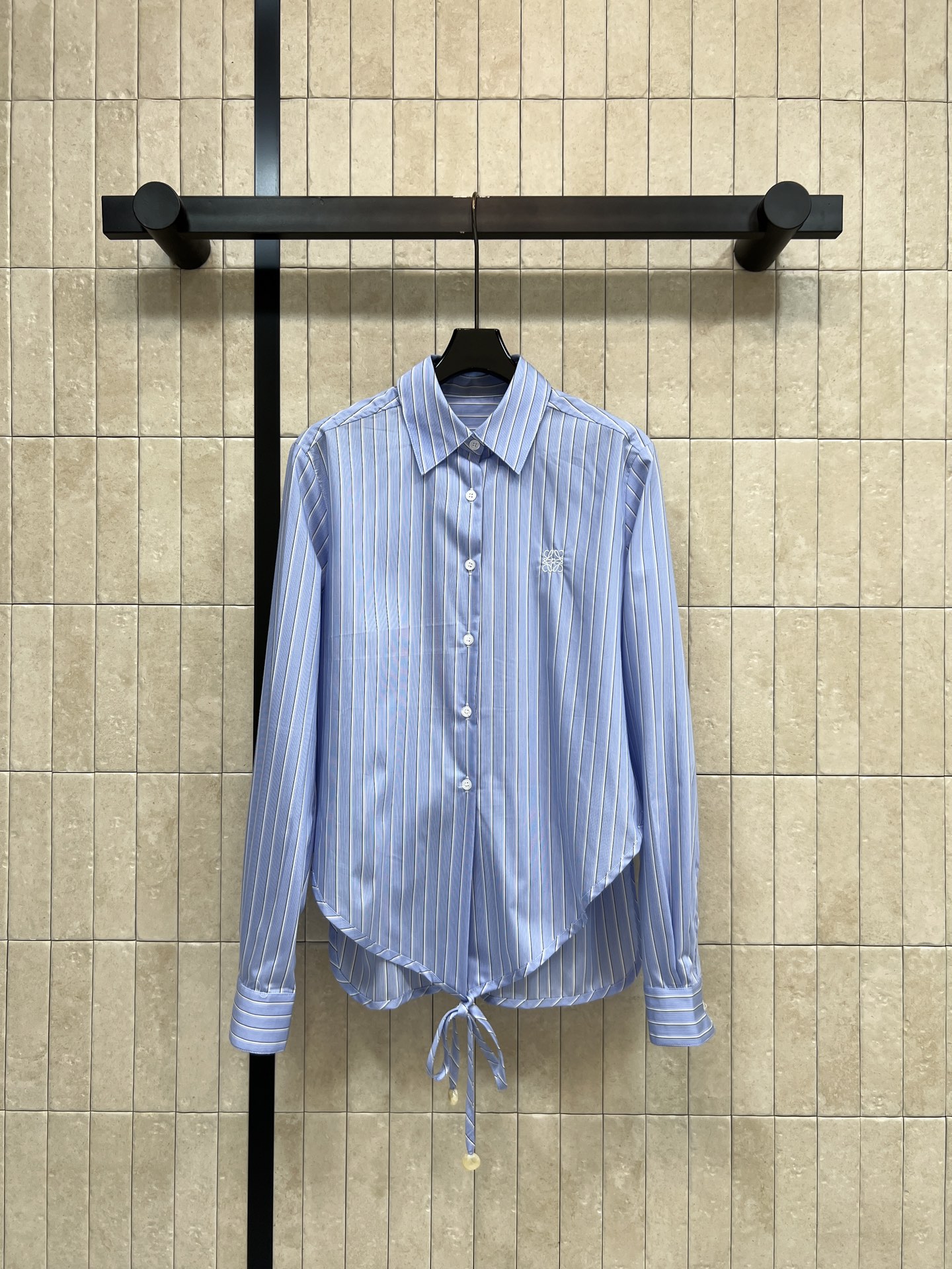 NO:833992,LW's 26 new summer style striped tie shirt, classic vertical stripes + high-quality cotton, cross-tie design at the hem, adjustable length, easily highlights the waistline, brand embroidery on the chest, perfect details, can be easily managed in college style or urban vacation style. Paired with denim shorts, it is OK for daily commuting, dating and outing. Striped elements are versatile, fashionable and practical, three sizes in one color, Size/S-M-L,, shorts, shirts,19860909LW家 26夏季新款 条纹系带衬衫 经典竖条纹+高品质棉质 下摆交叉系带设计 随心调节衣长 轻松凸显腰线 胸前品牌刺绣 细节满分 学院风or都市度假风都能轻松驾驭 搭配牛仔短裤 日常通勤 约会 出游都很OK 条纹元素百搭 时髦又实用 一色三码Size/S-M-L,,shorts,shirts,,Women's clothing