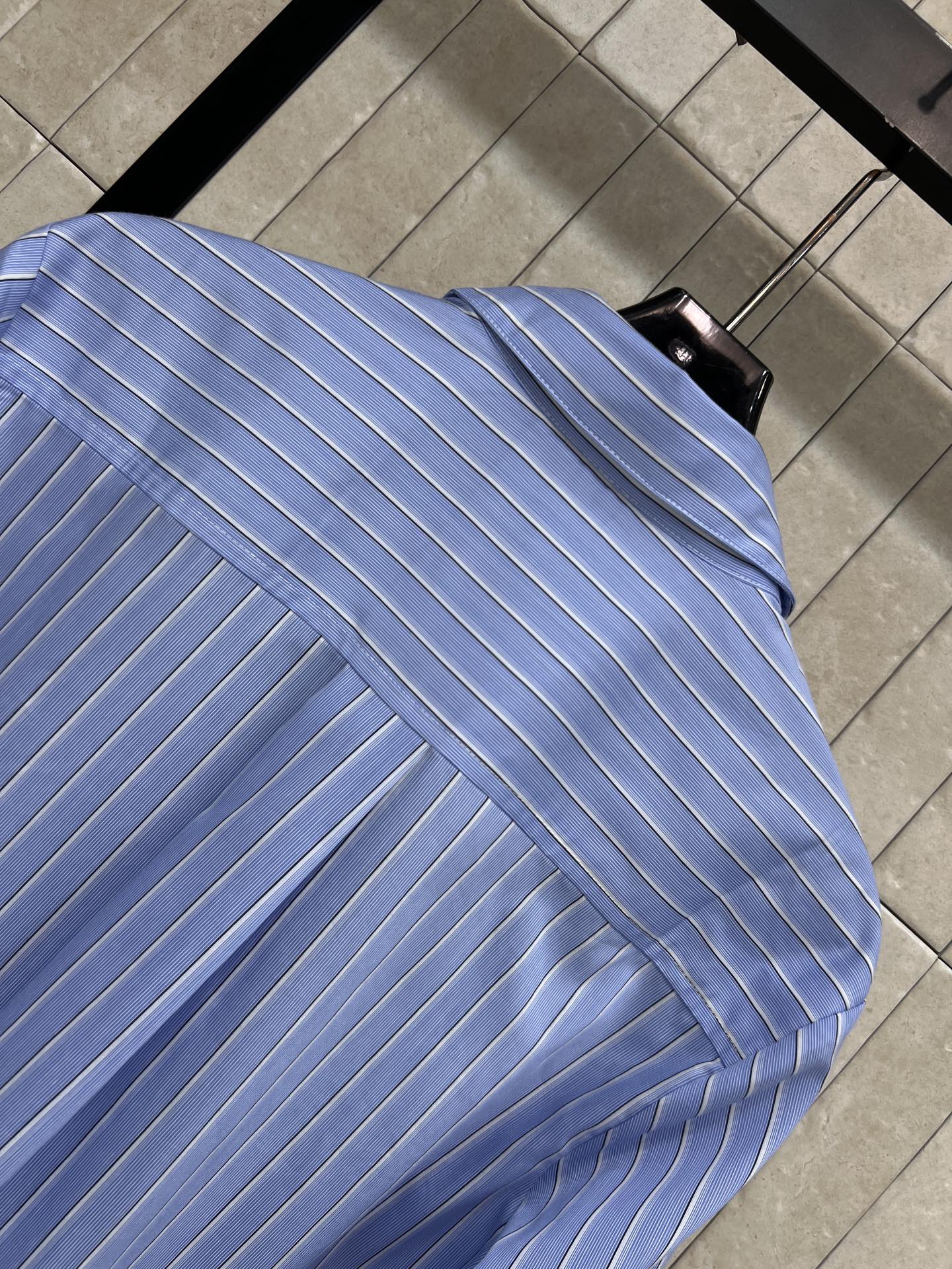 LW家 26夏季新款 条纹系带衬衫​​ 经典竖条纹+高品质棉质 下摆交叉系带设计 随心调节衣长 轻松凸显