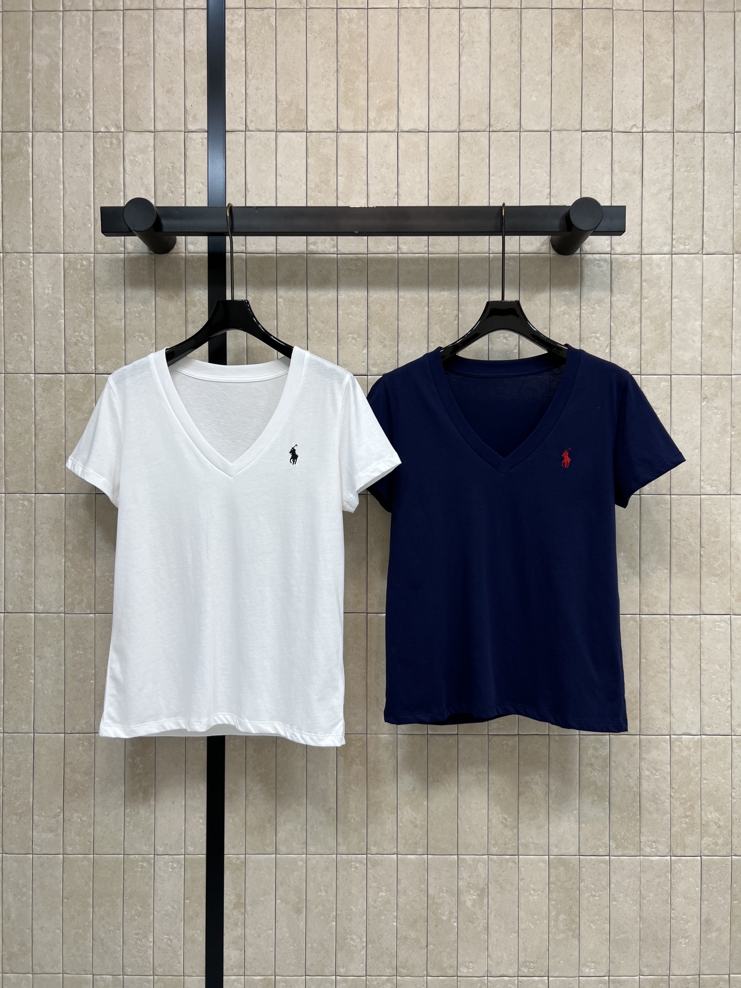 NO:834016,pol's 26 new summer style V-neck short-sleeved tops. Made of pure cotton fabric, soft and breathable. The V-neck design modifies the neck line. It makes the face small and elegant. Slim-fitting version. The brand pattern on the chest is very recognizable. It can be worn alone or as an inner layer. It can be easily managed for commuting, leisure and vacation. It looks good with jeans and skirts. Two colors and three codes, Size/S-M-L, Louis Vuitton, skirts, jeans, T-shirt,19860909pol家 26夏季新款 V领短袖上衣 采用纯棉面料柔软透气 V领设计修饰颈部线条 显脸小又显气质 修身版型 胸前品牌图案 超有辨识度 单穿or内搭都OK 通勤 休闲 度假都能轻松驾驭 随便配牛仔裤 半裙都好看 两色三码Size/S-M-L,,louis vuitton,skirts,jeans,T-shirt,,Women's clothing