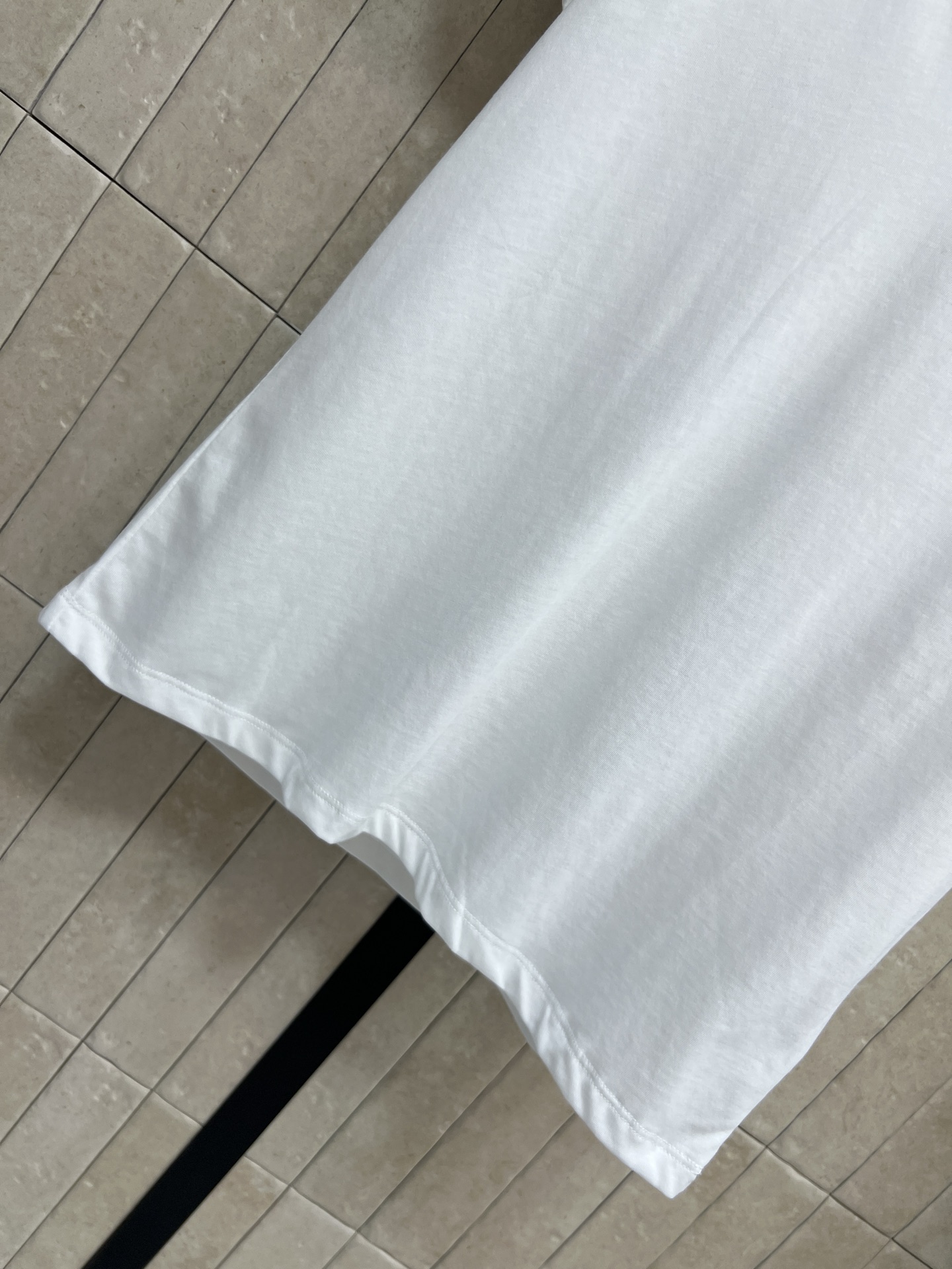 pol家 26夏季新款 V领短袖上衣 采用纯棉面料柔软透气 V领设计修饰颈部线条 显脸小又显气质 修身版