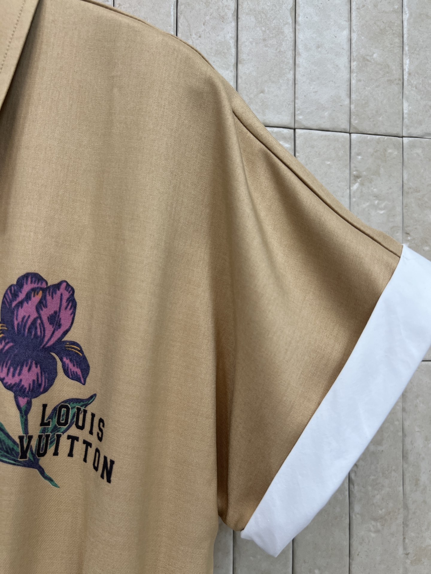 L家 26夏季新款 Polo领连衣裙 Polo领+拉链设计 休闲又有细节感 胸前紫色花卉刺绣超有辨识度 