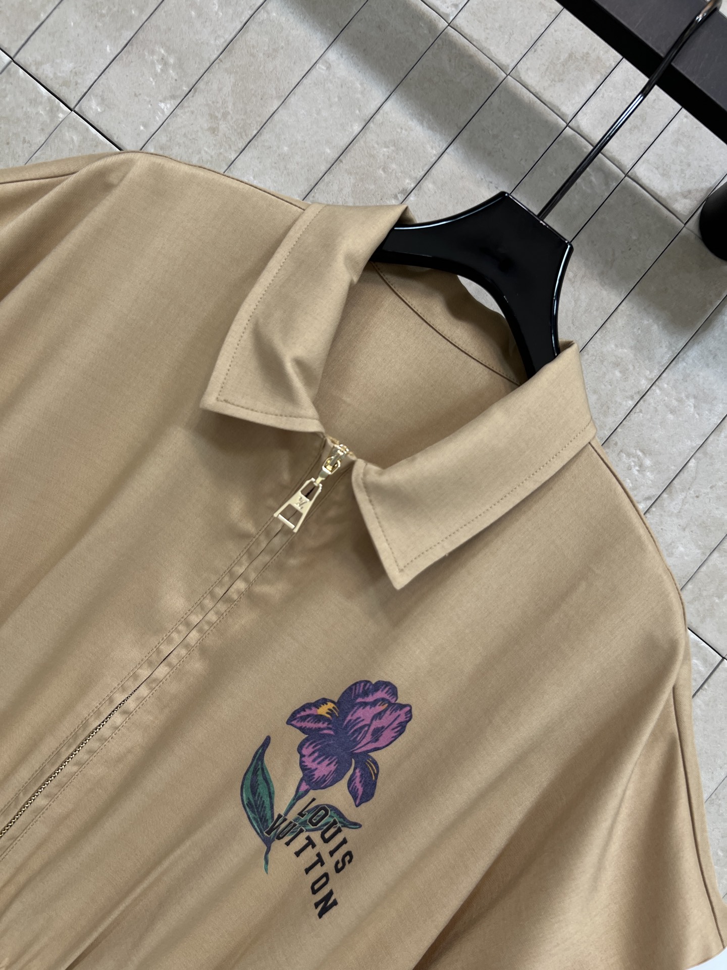 L家 26夏季新款 Polo领连衣裙 Polo领+拉链设计 休闲又有细节感 胸前紫色花卉刺绣超有辨识度 