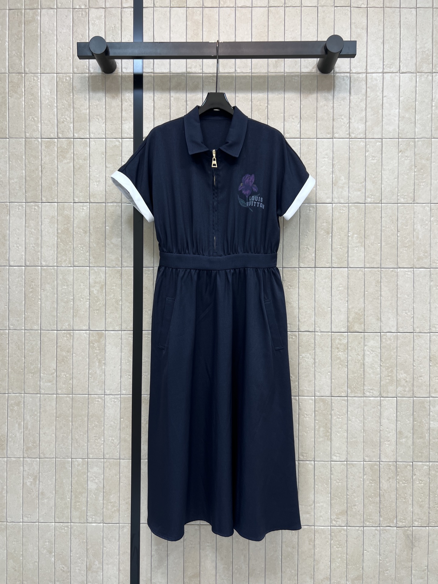 NO:834024,L's 26 new summer style Polo collar dress Polo collar + zipper design is casual and detailed. The purple flower embroidery on the chest is very recognizable. There are pockets on both sides of the skirt. Practical and convenient. White splicing on the cuffs. Full of layering. It can be easily managed for daily commuting and leisure travel. It is OK to match with sports shoes or sandals. Two colors and three sizes, Size/S-M-L,, louis vuitton, sandals, sneakers, skirts,19860909L家 26夏季新款 Polo领连衣裙 Polo领+拉链设计 休闲又有细节感 胸前紫色花卉刺绣超有辨识度 裙摆两侧有口袋 实用又方便 袖口白色拼接 层次感满满 日常通勤 休闲出行都能轻松驾驭 搭配运动鞋或凉鞋都很OK 两色三码Size/S-M-L,,louis vuitton,sandals,sneakers,skirts,,Women's clothing