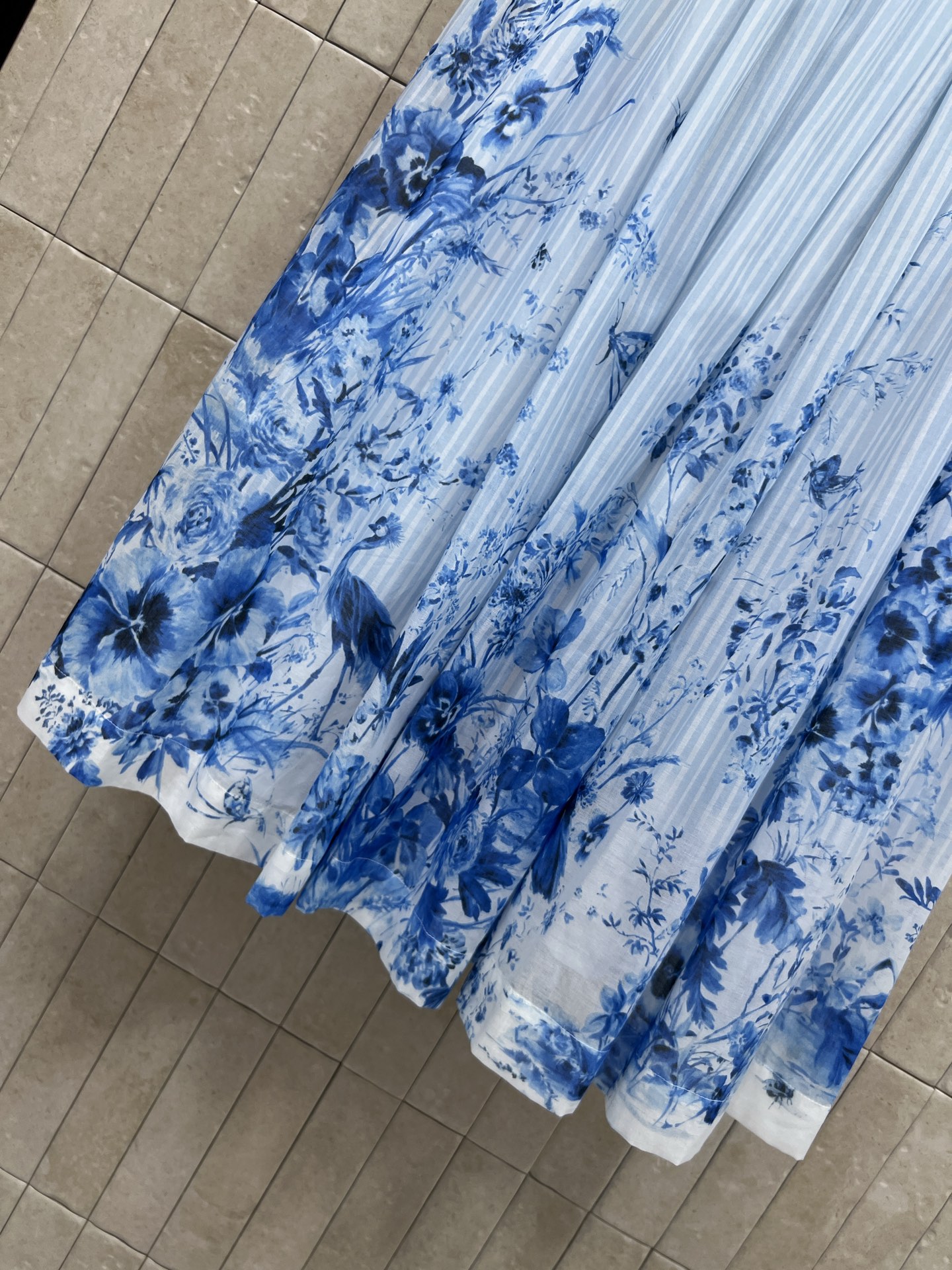 D家 26夏季新款 条纹印花半裙 抽绳松紧腰+百褶A字版型 纯棉面料垂坠感双层设计 条纹渐变 裙摆花卉图
