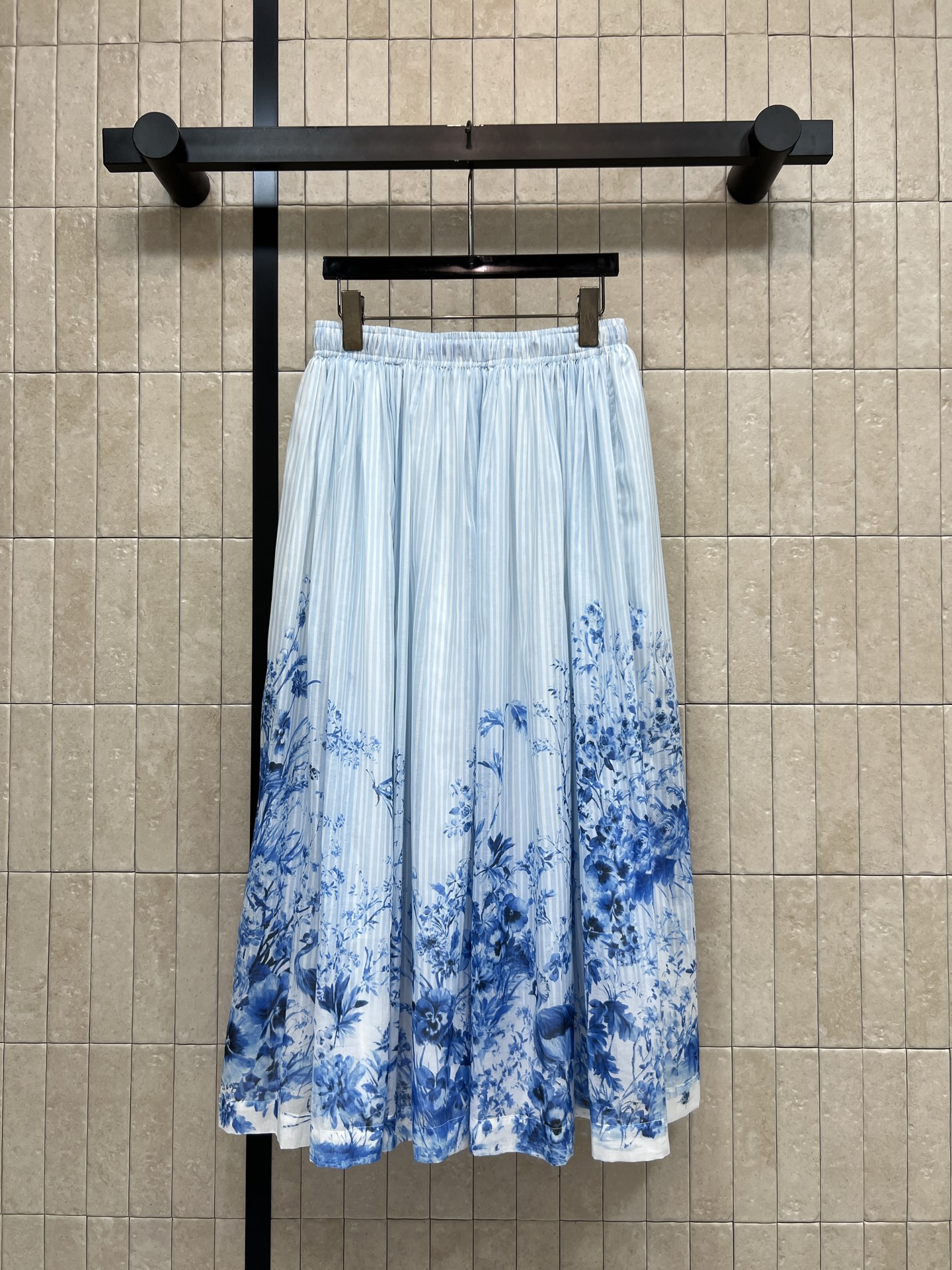 D家 26夏季新款 条纹印花半裙 抽绳松紧腰+百褶A字版型 纯棉面料垂坠感双层设计 条纹渐变 裙摆花卉图