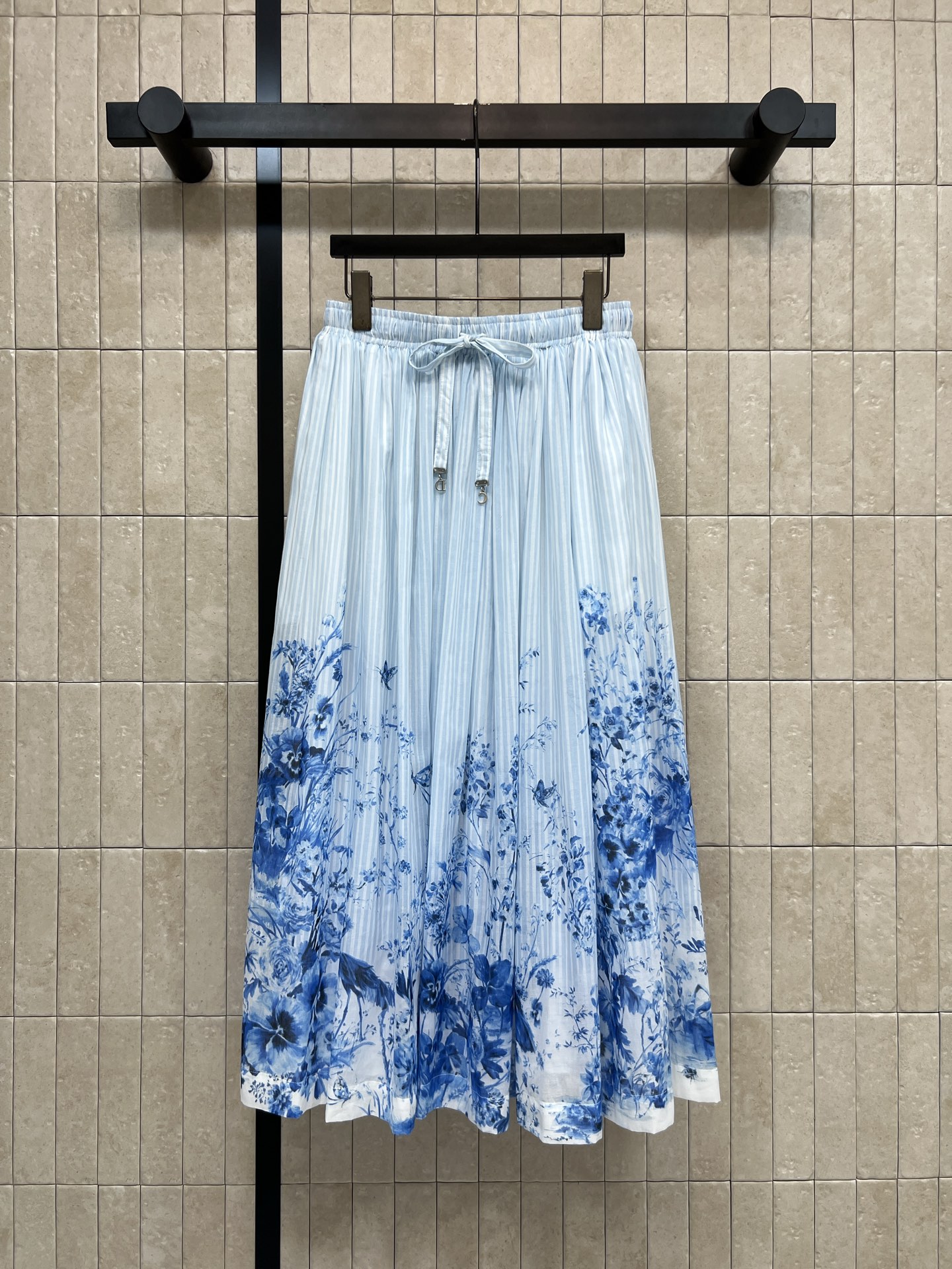 NO:834040,D Home 26 new summer style striped printed skirt, drawstring elastic waist + pleated A-line version, pure cotton fabric with double-layer design, stripe gradient, floral pattern on the skirt, cool and elegant, high waist design to modify the waistline, make you look thinner and taller, looks good with a white T-shirt, can be easily worn in daily life or vacation, four sizes in one color, Size/S-M-L-XL,, dior, skirts, shirts,19860909D家 26夏季新款 条纹印花半裙 抽绳松紧腰+百褶A字版型 纯棉面料垂坠感双层设计 条纹渐变 裙摆花卉图案清冷优雅 高腰设计修饰腰线 显瘦又显高 搭配白T 衬衫 都好看 日常或度假都能轻松驾驭 一色四码Size/S-M-L-XL,,dior,skirts,shirts,,Women's clothing