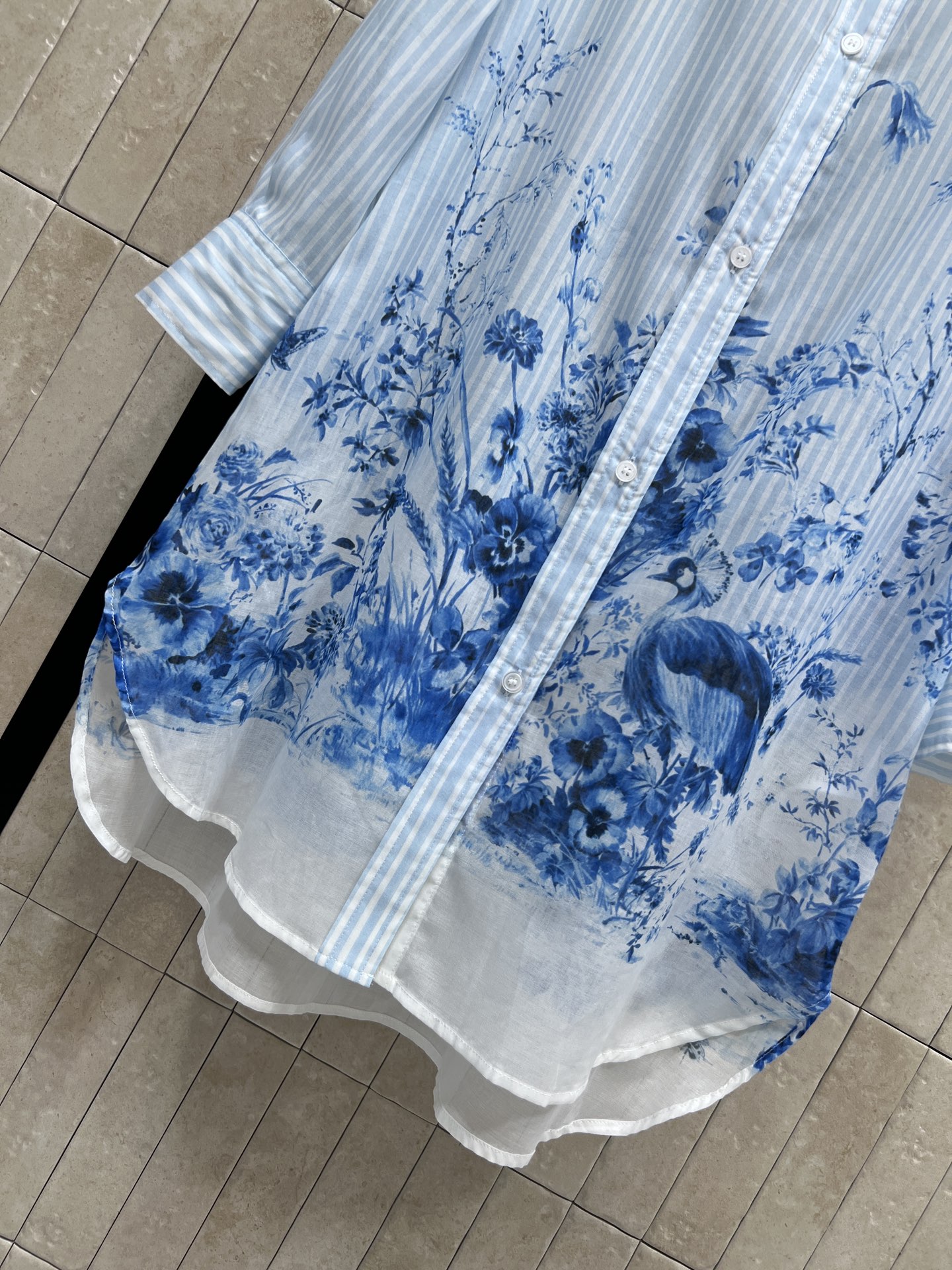D家 26夏季新款 条纹印花衬衫裙 蓝白竖条纹+渐变青花瓷印花 +长袖翻领 轻薄棉质面料超透气 宽松落肩