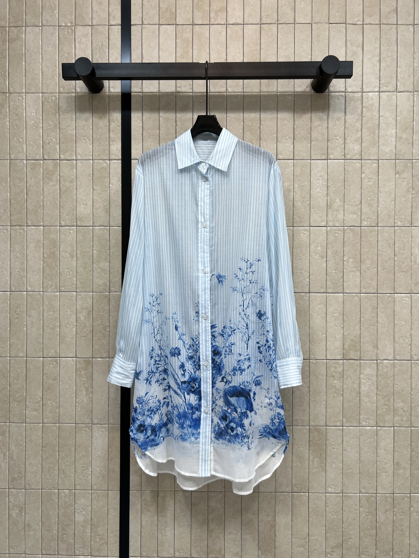 NO:834048,D's 26 new summer style striped printed shirt dress, blue and white vertical stripes + gradient blue and white porcelain print + long-sleeved lapels, light cotton fabric and super breathable, loose shoulder-shoulder sleeves, comfortable and elegant, can be worn for daily commuting, travel and vacation, dates and photos, easy to control the cool and gentle temperament, one color, four sizes, Size/S-M-L-XL,, dior, skirts, shirts,19860909D家 26夏季新款 条纹印花衬衫裙 蓝白竖条纹+渐变青花瓷印花 +长袖翻领 轻薄棉质面料超透气 宽松落肩袖不挑肩型 舒适又显气质 日常通勤 出游度假 约会拍照都能穿 轻松拿捏清冷温柔气质 一色四码Size/S-M-L-XL,,dior,skirts,shirts,,Women's clothing
