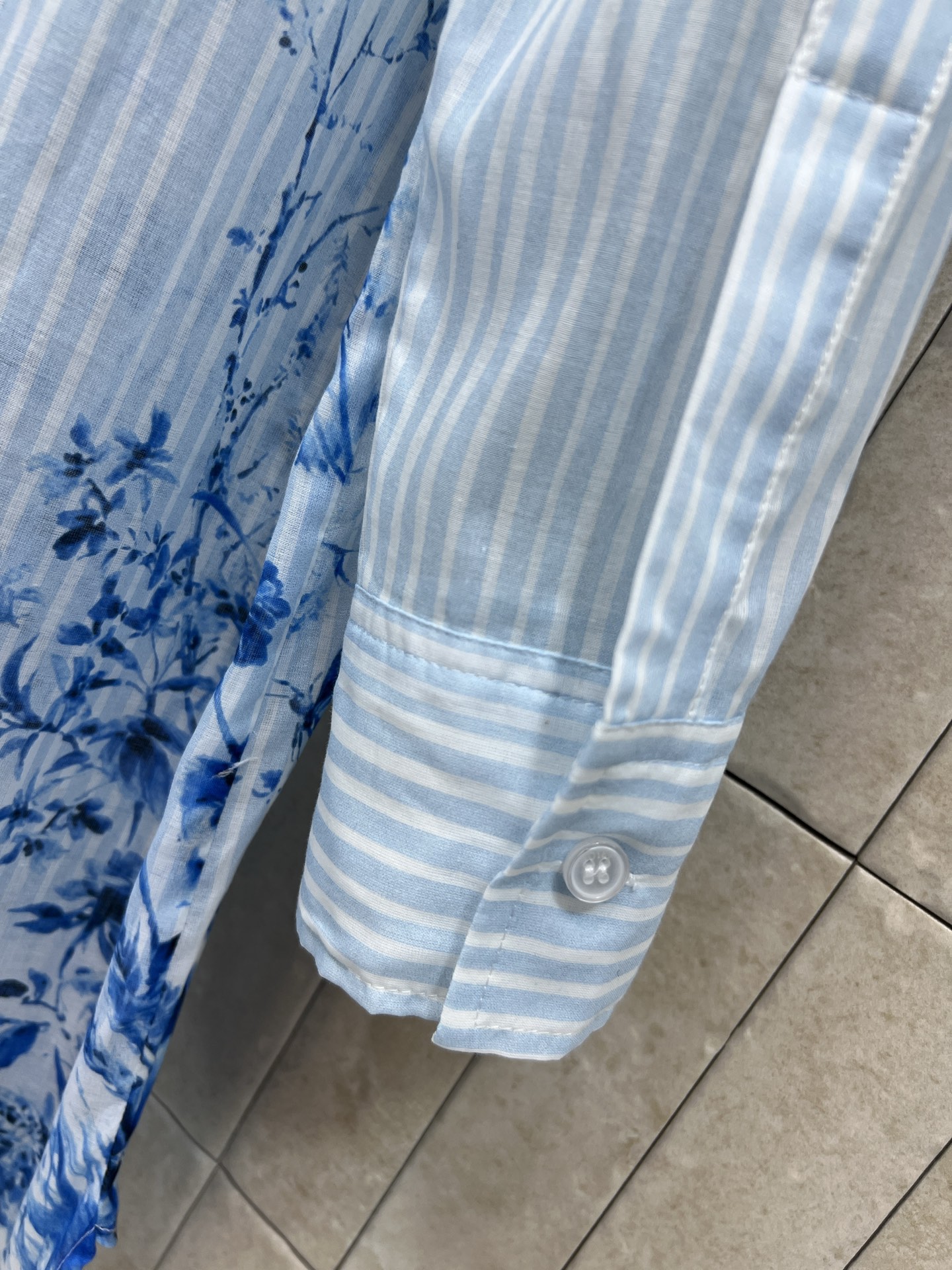 D家 26夏季新款 条纹印花衬衫裙 蓝白竖条纹+渐变青花瓷印花 +长袖翻领 轻薄棉质面料超透气 宽松落肩