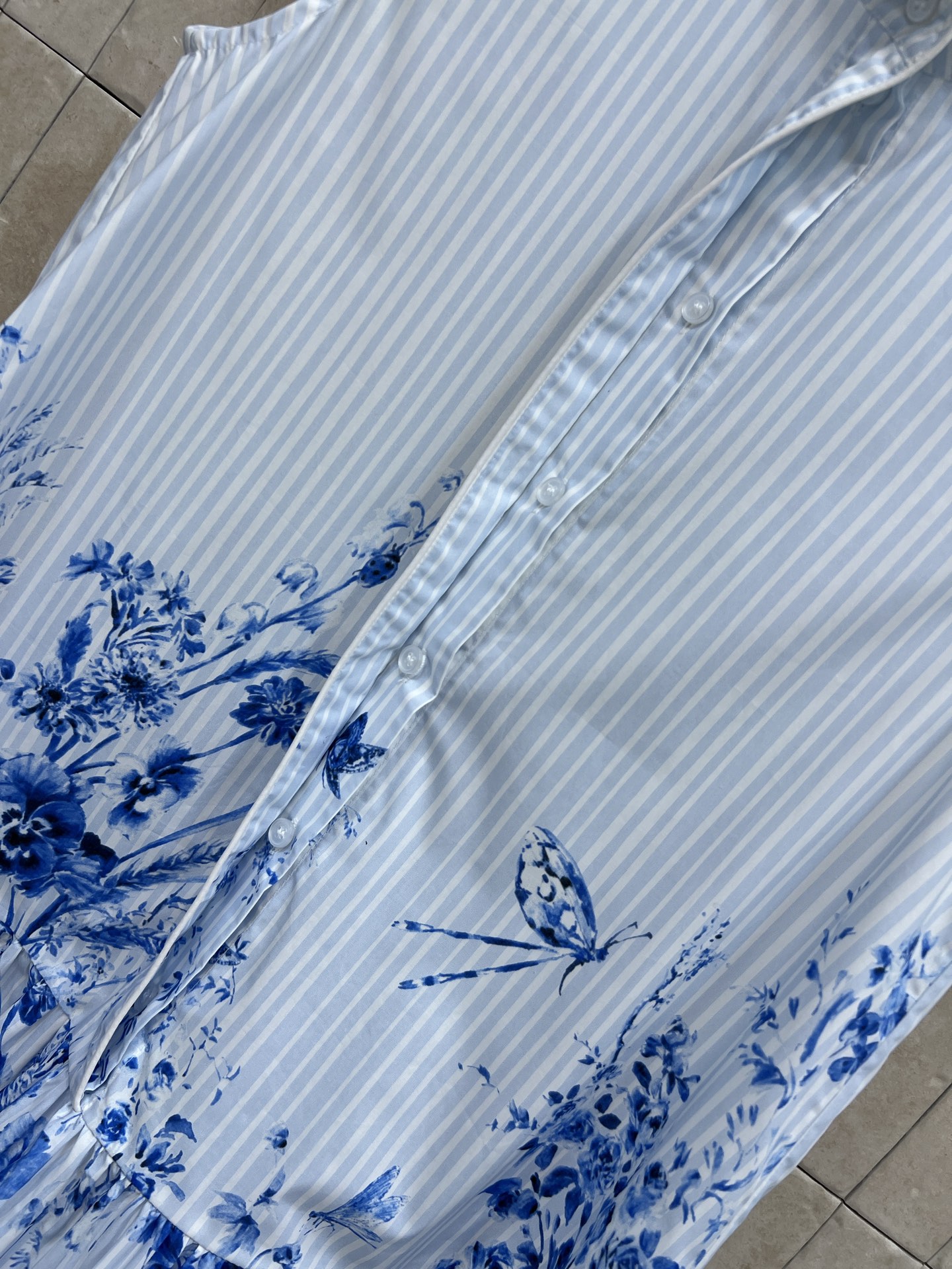 D家 26夏季新款 条纹印花连衣裙​​ 挺括棉感面料 经典立领无袖+全开扣蓝白条纹设计 裙摆青花瓷图案 