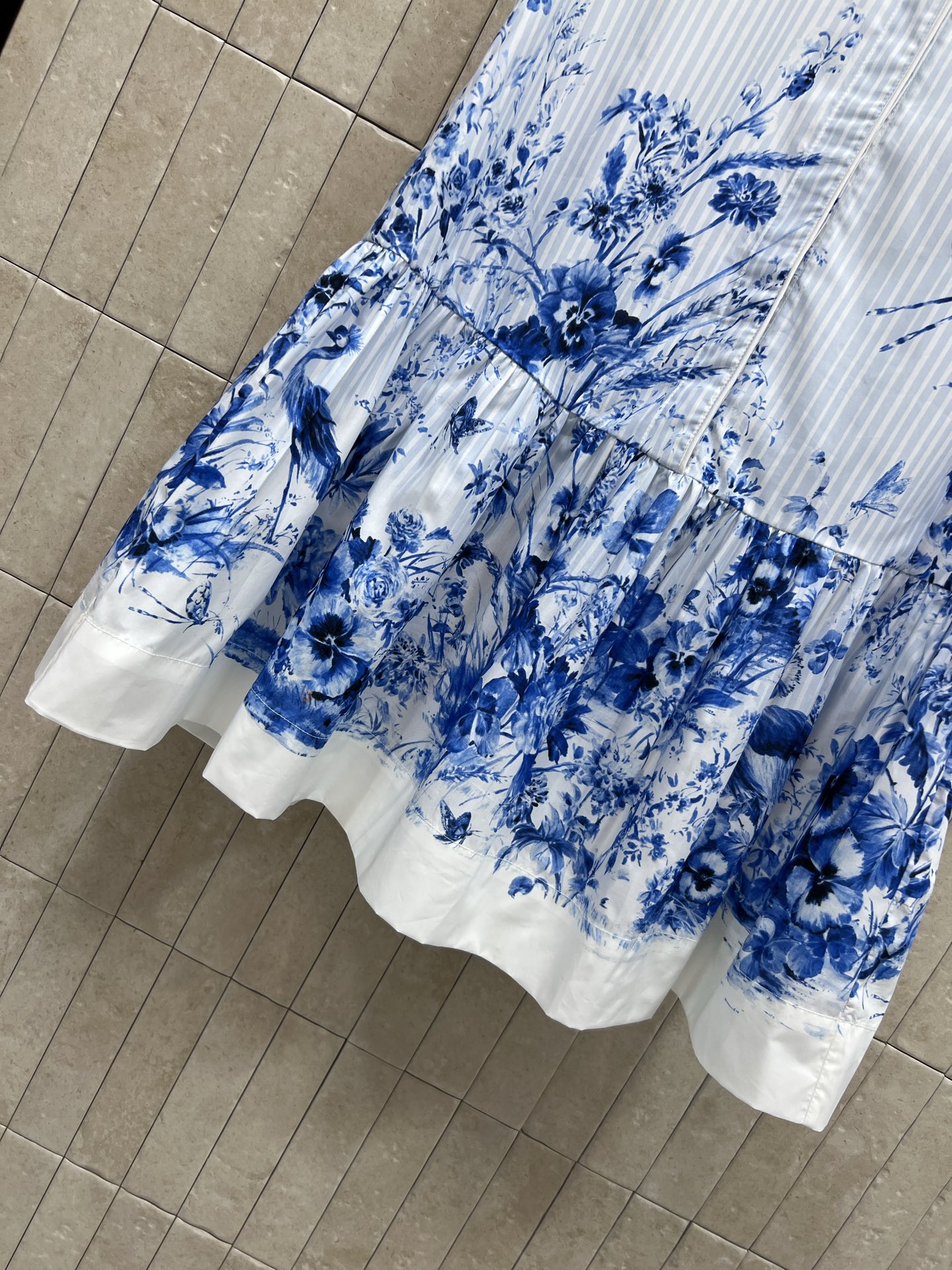 D家 26夏季新款 条纹印花连衣裙​​ 挺括棉感面料 经典立领无袖+全开扣蓝白条纹设计 裙摆青花瓷图案 