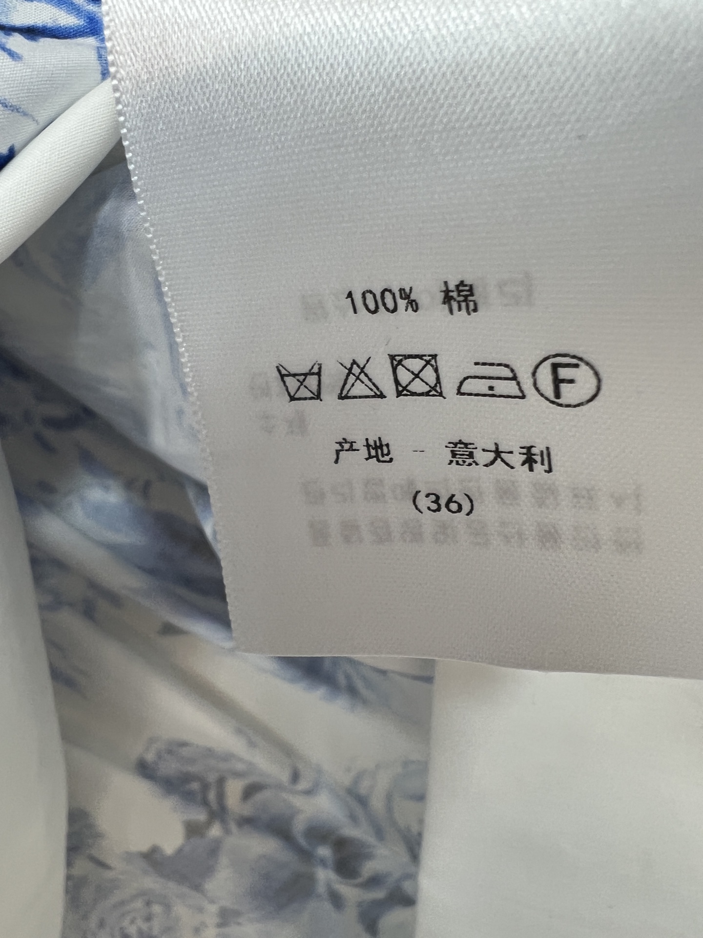 D家 26夏季新款 条纹印花连衣裙​​ 挺括棉感面料 经典立领无袖+全开扣蓝白条纹设计 裙摆青花瓷图案 
